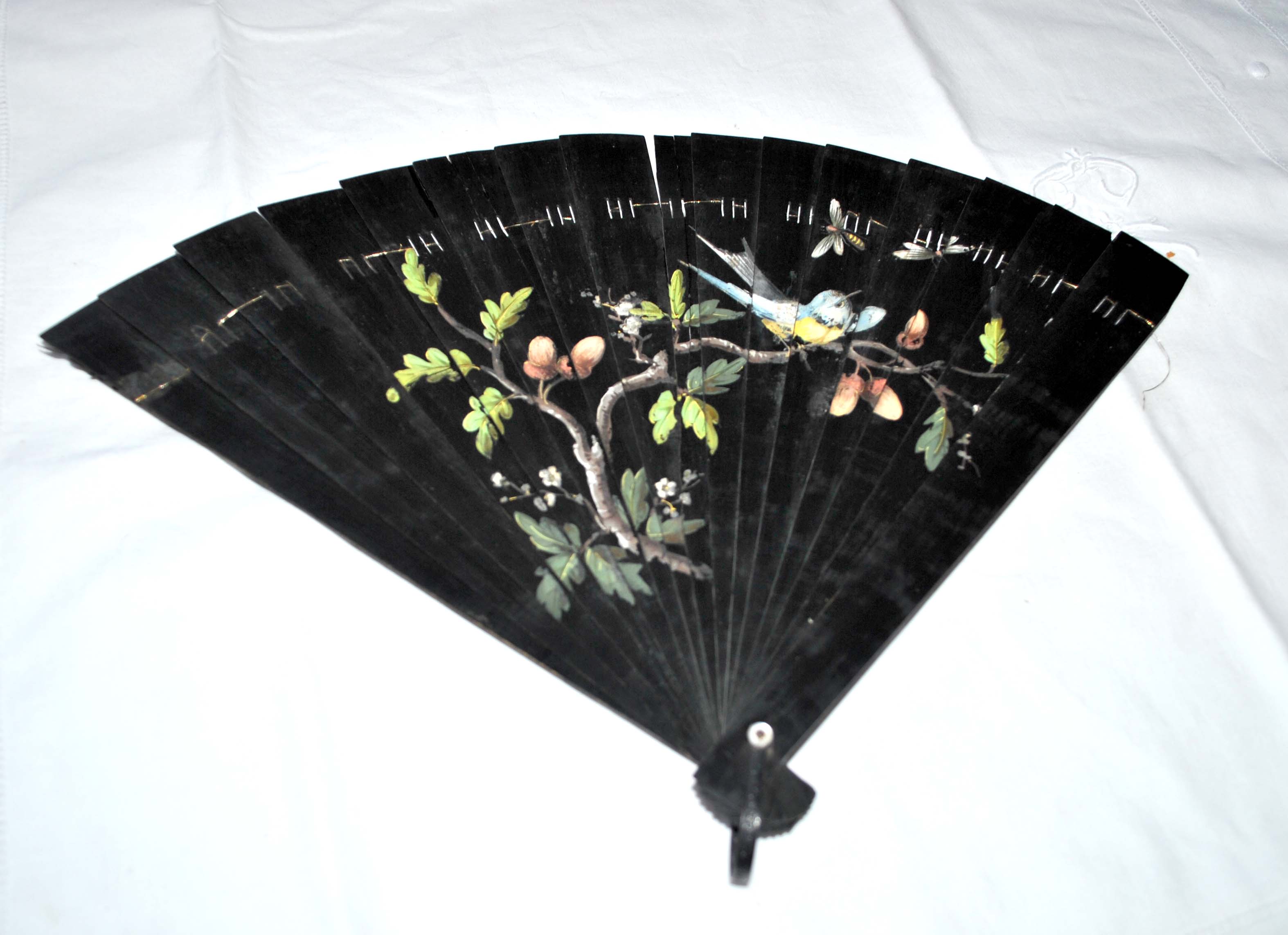 Éventail ancien art nouveau 1900 en bois noir - décor oiseau et branche de chêne peint main