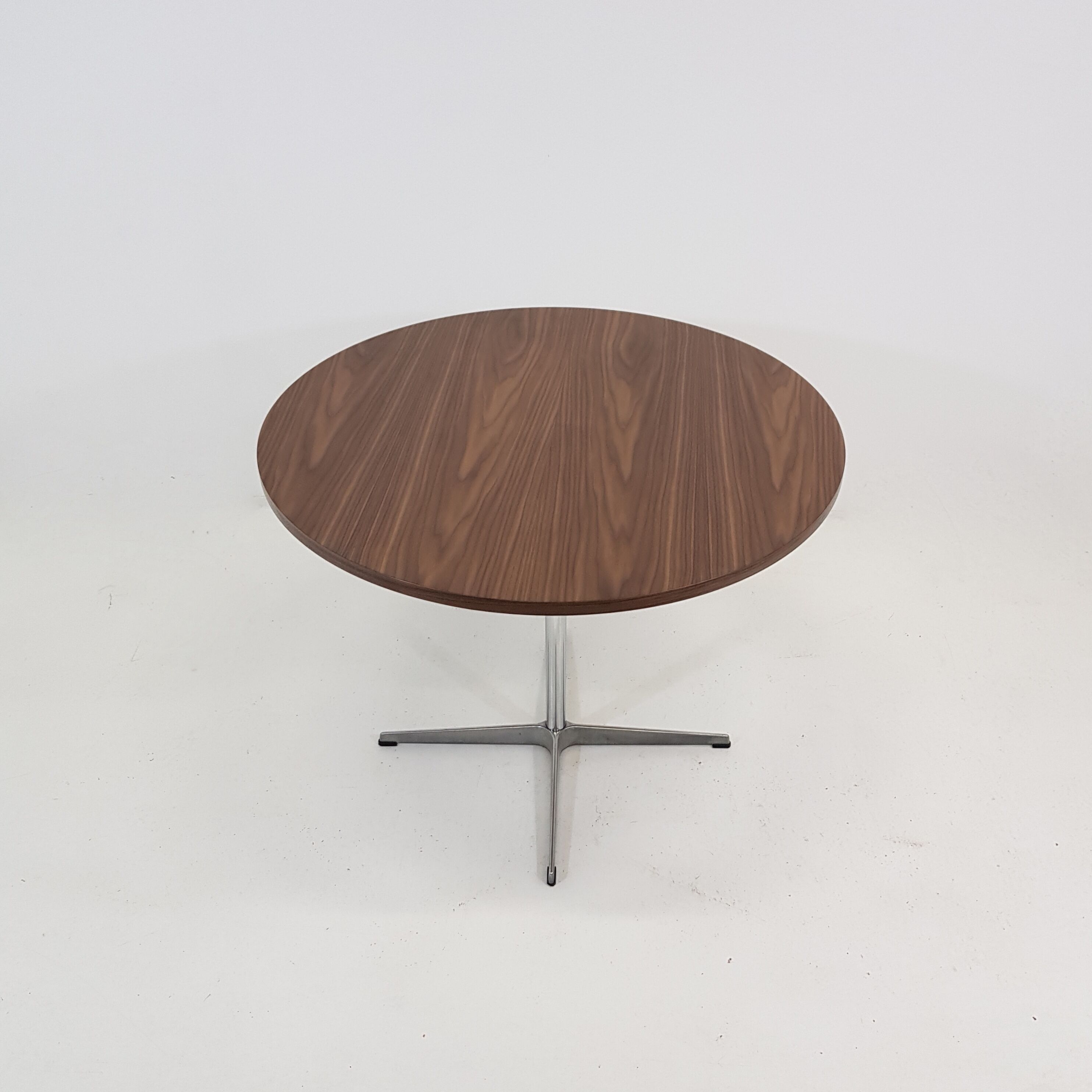 Table par Piet Hein, Arne Jacobsen et Bruno Mathsson édition Fritz Hansen