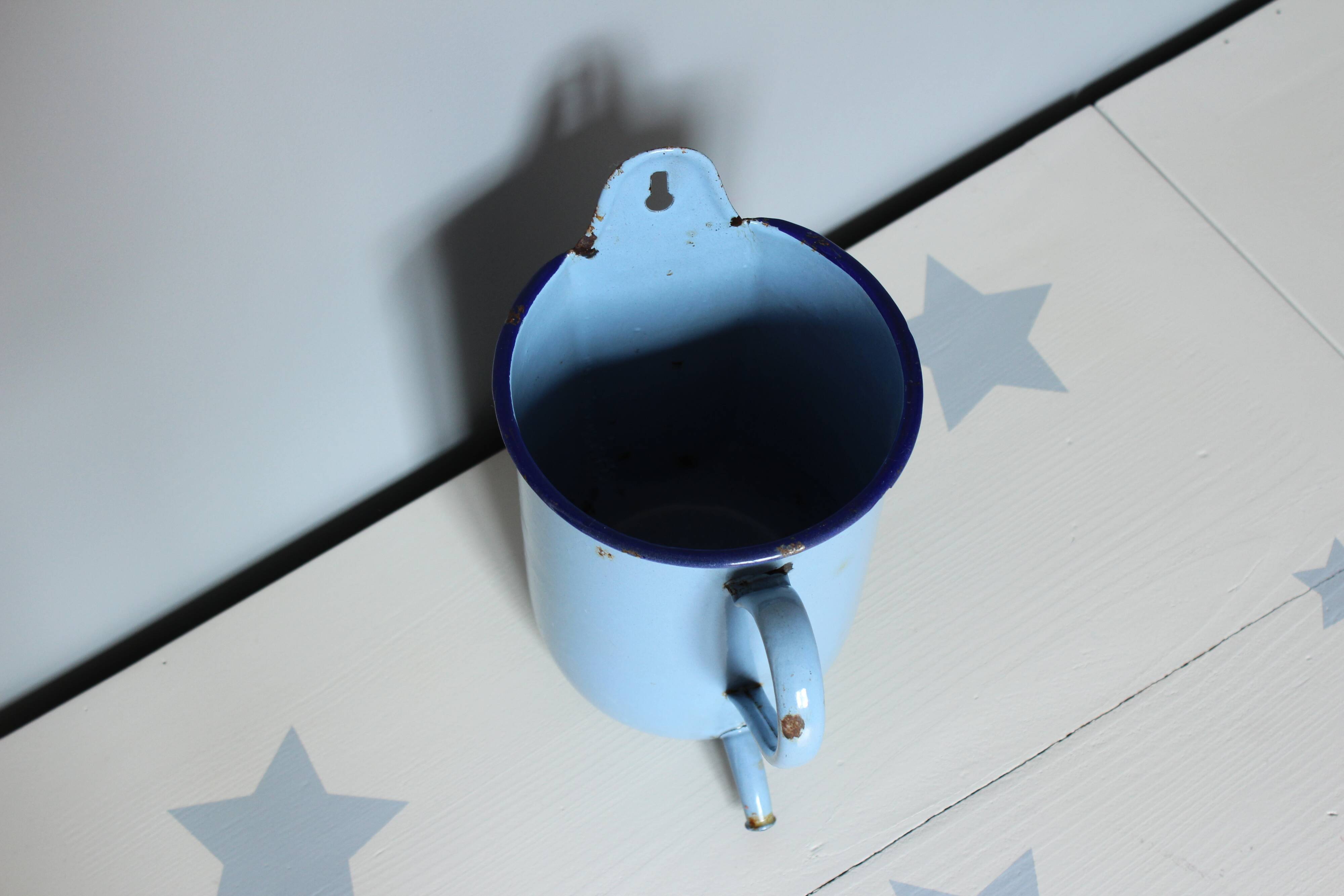 Pot à lavement bleu en tôle émaillée