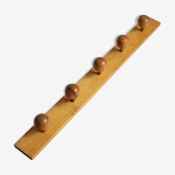 Scandinavian pine wooden ball shaped coat hooks, 1970s.