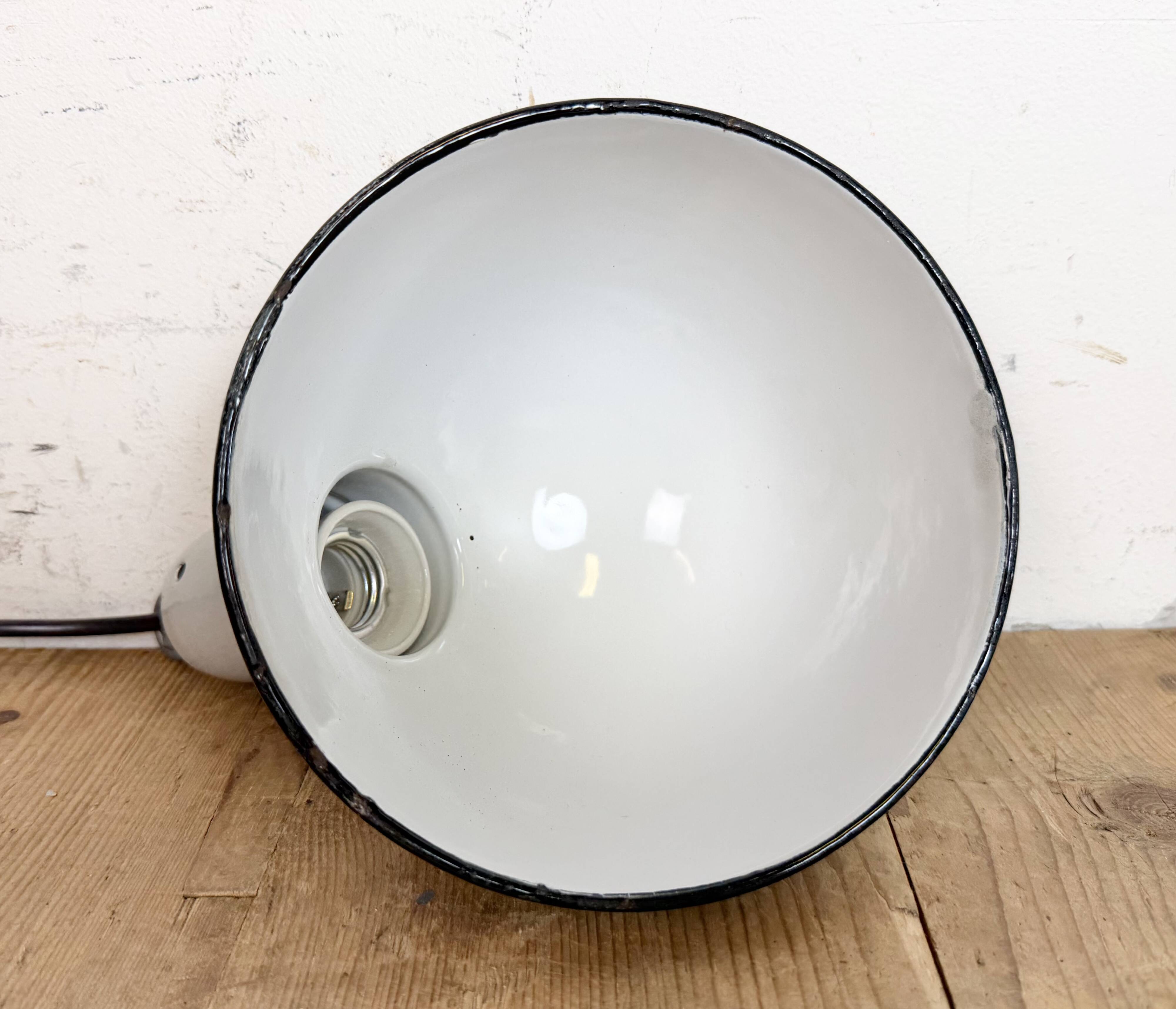 Suspension industrielle en émail gris, années 1960