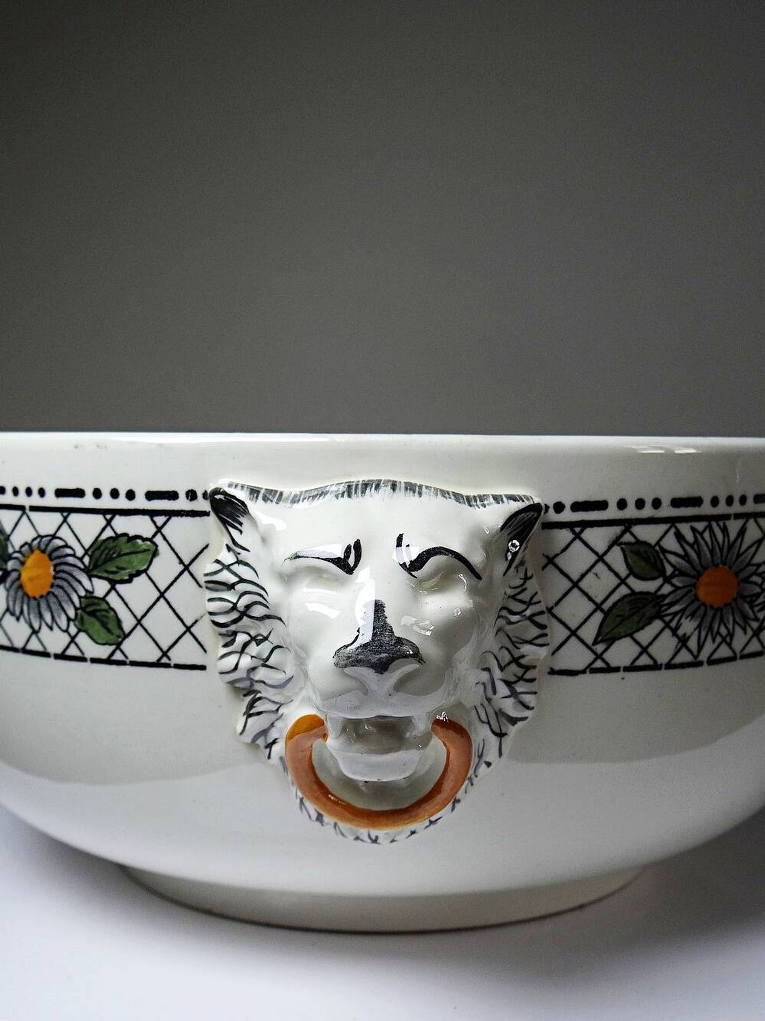 Saladier HB Choisy-le-Roi en terre de fer polychrome "Elisabeth", début XXème