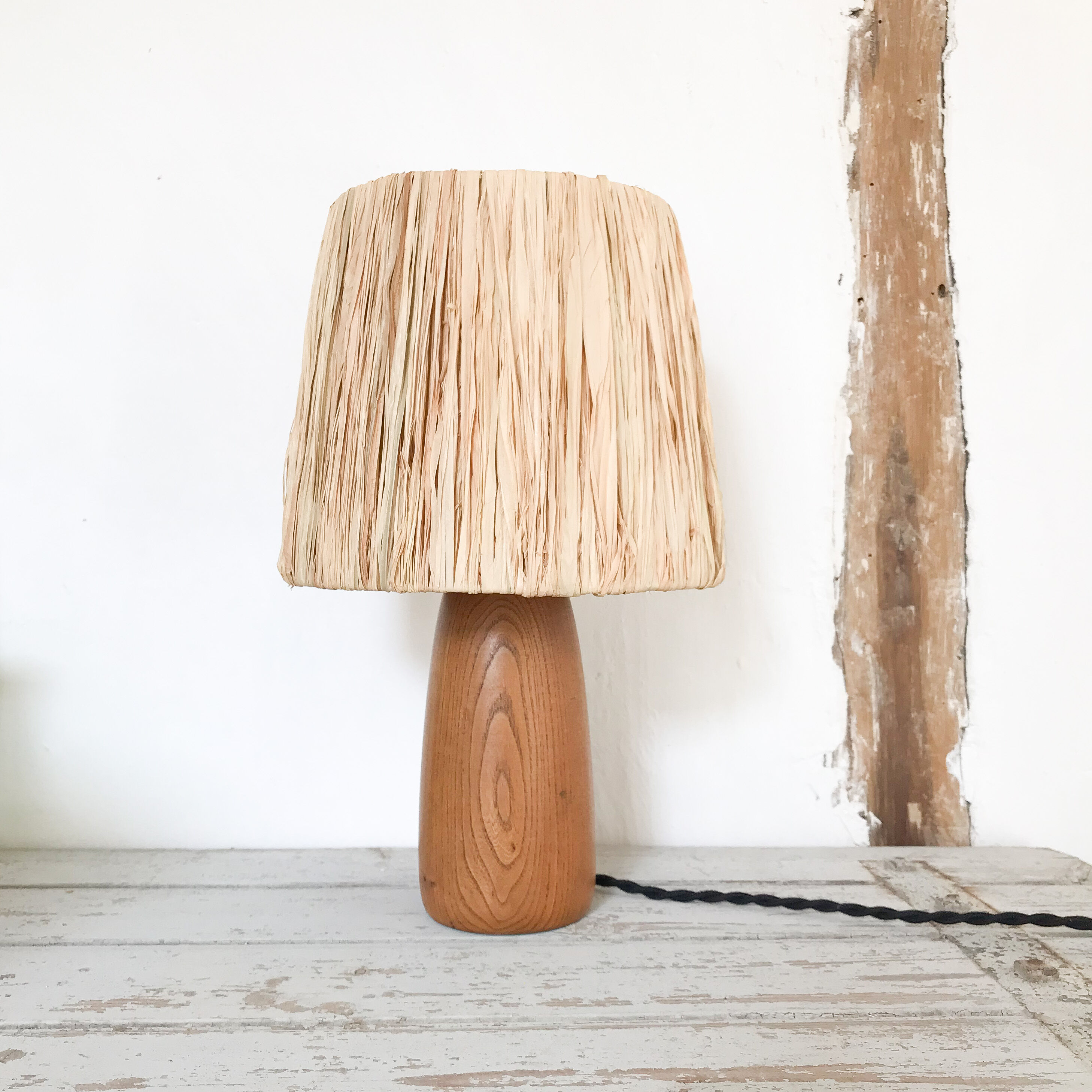 Table lamp in wood and raffia