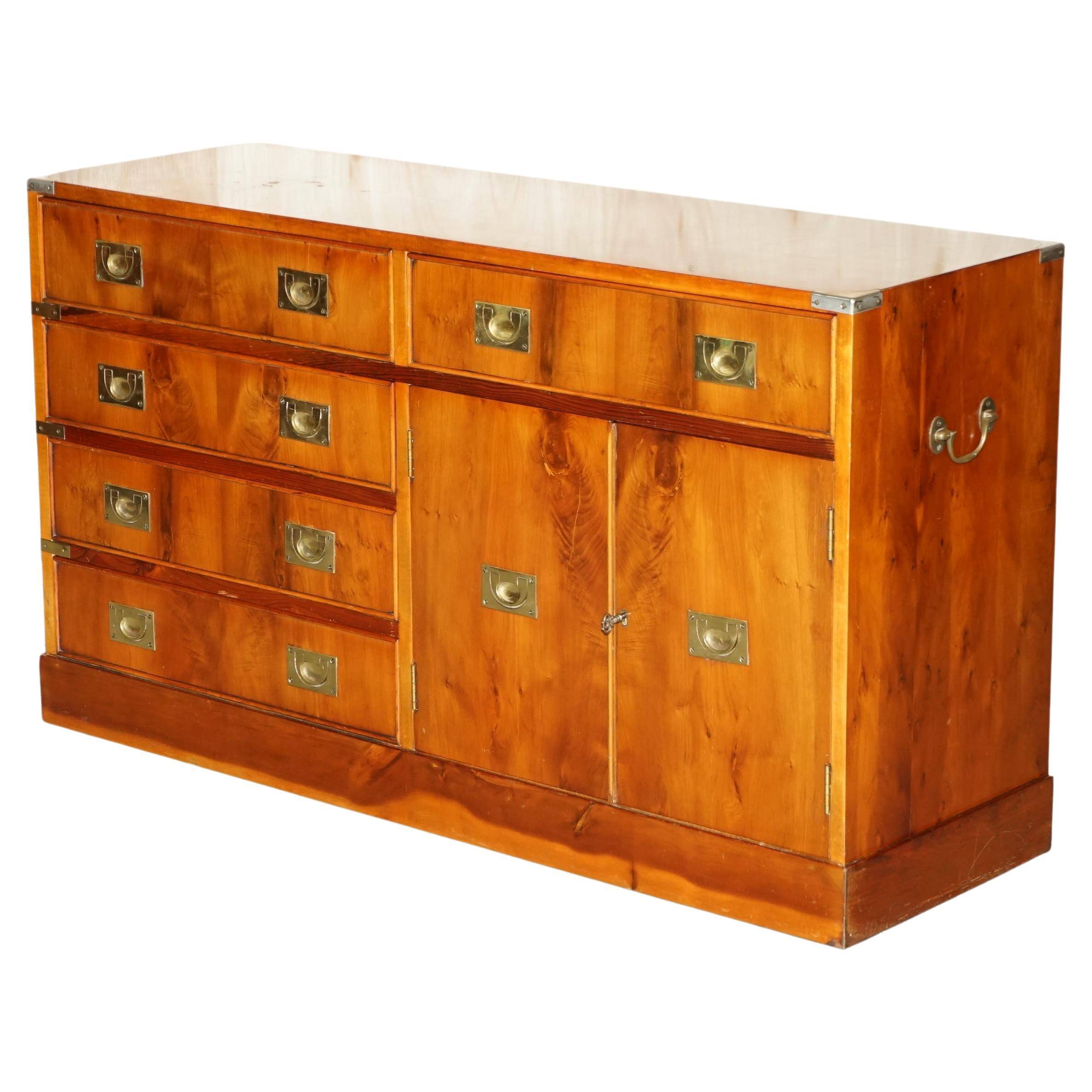 Buffet militaire vintage en bois d'if moucheté - Cabinet bar