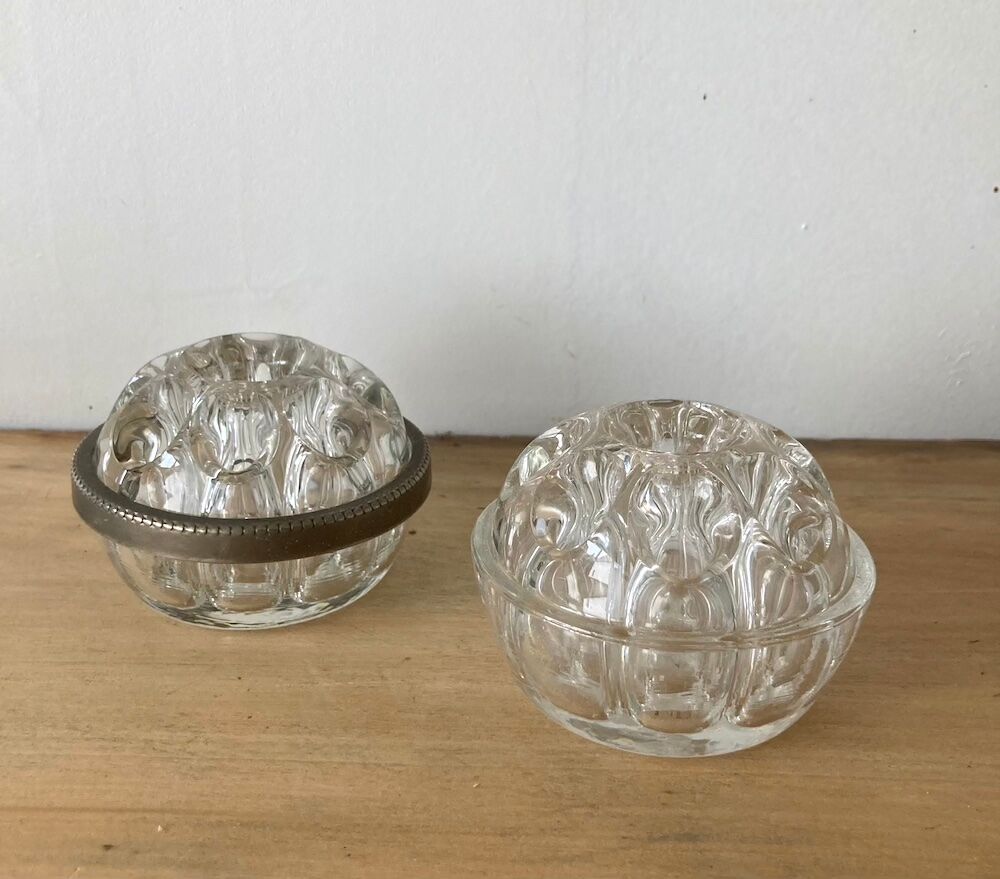 Pique flowers in metal circled glass