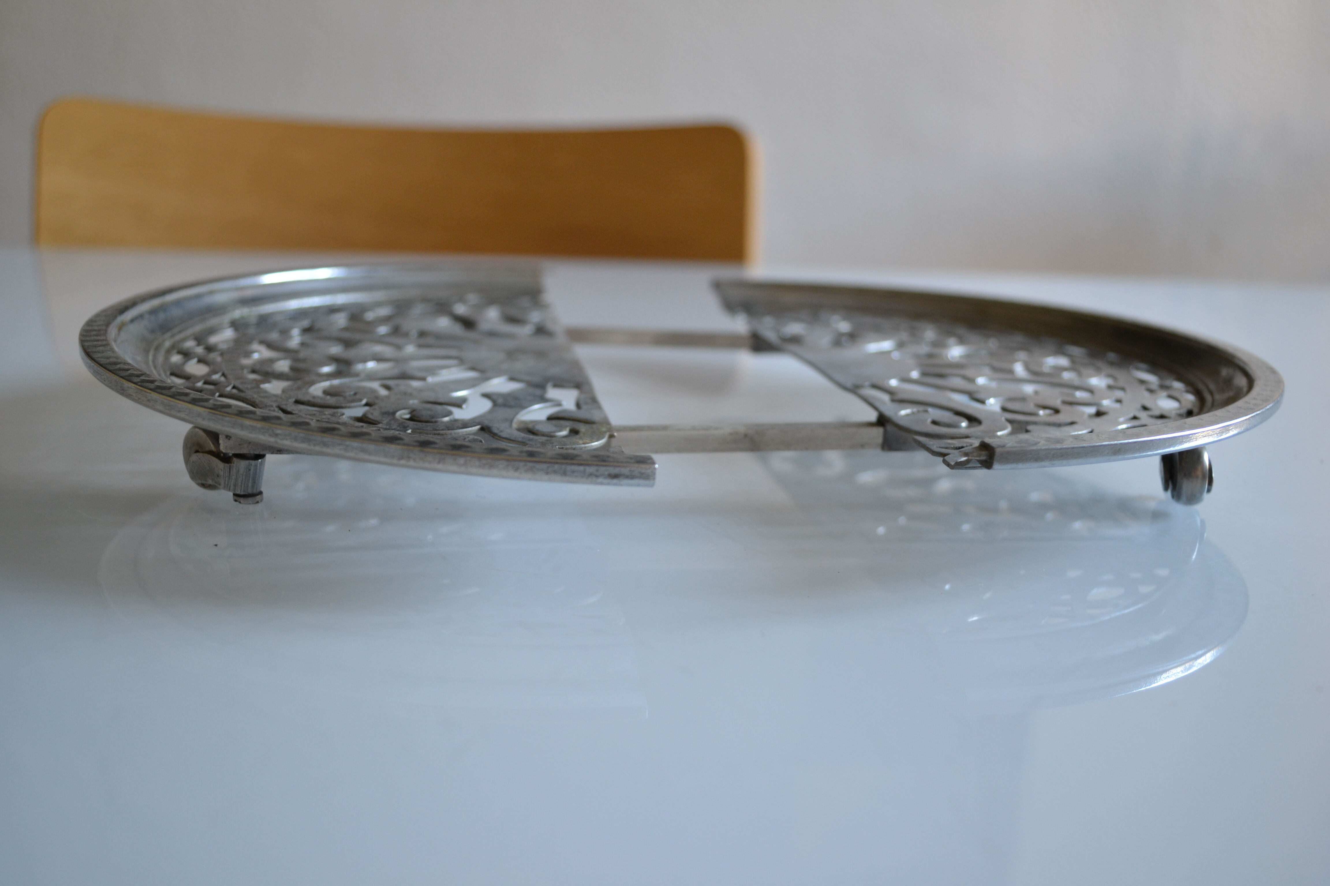 Adjustable vintage rest or trivia