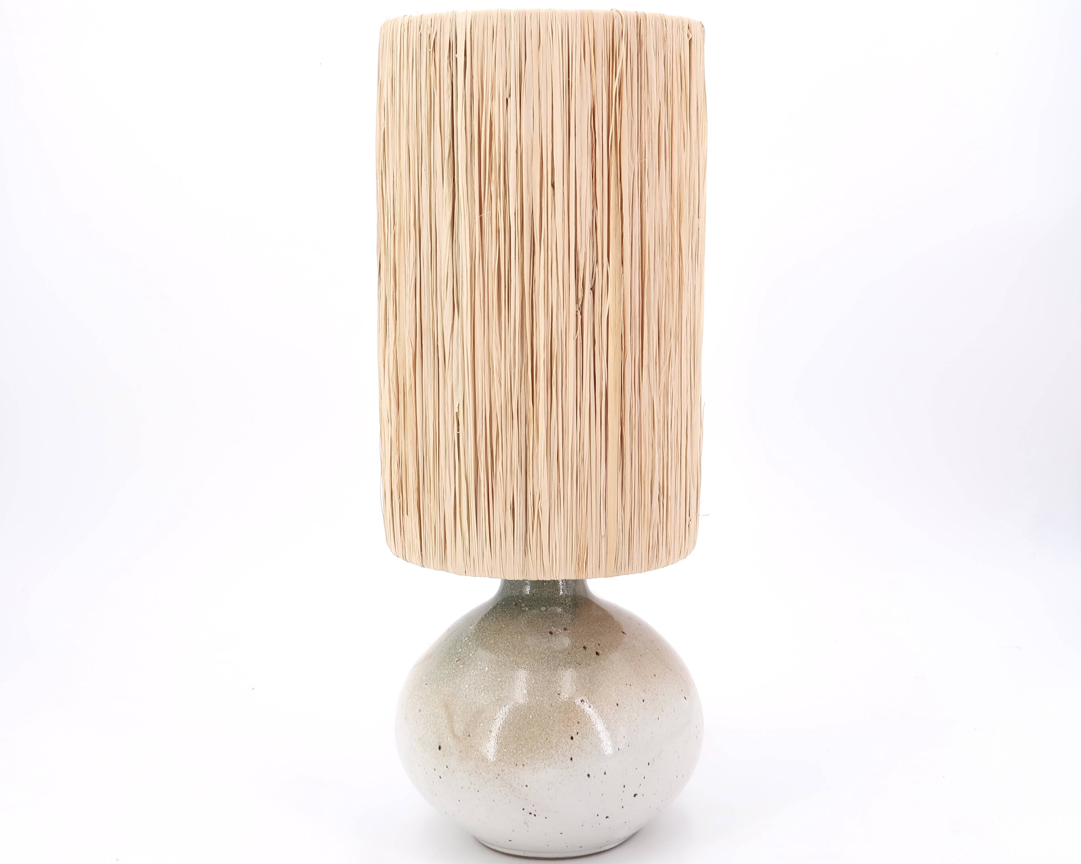 Lampe de potier en grès gris, abat jour en raphia, années 70