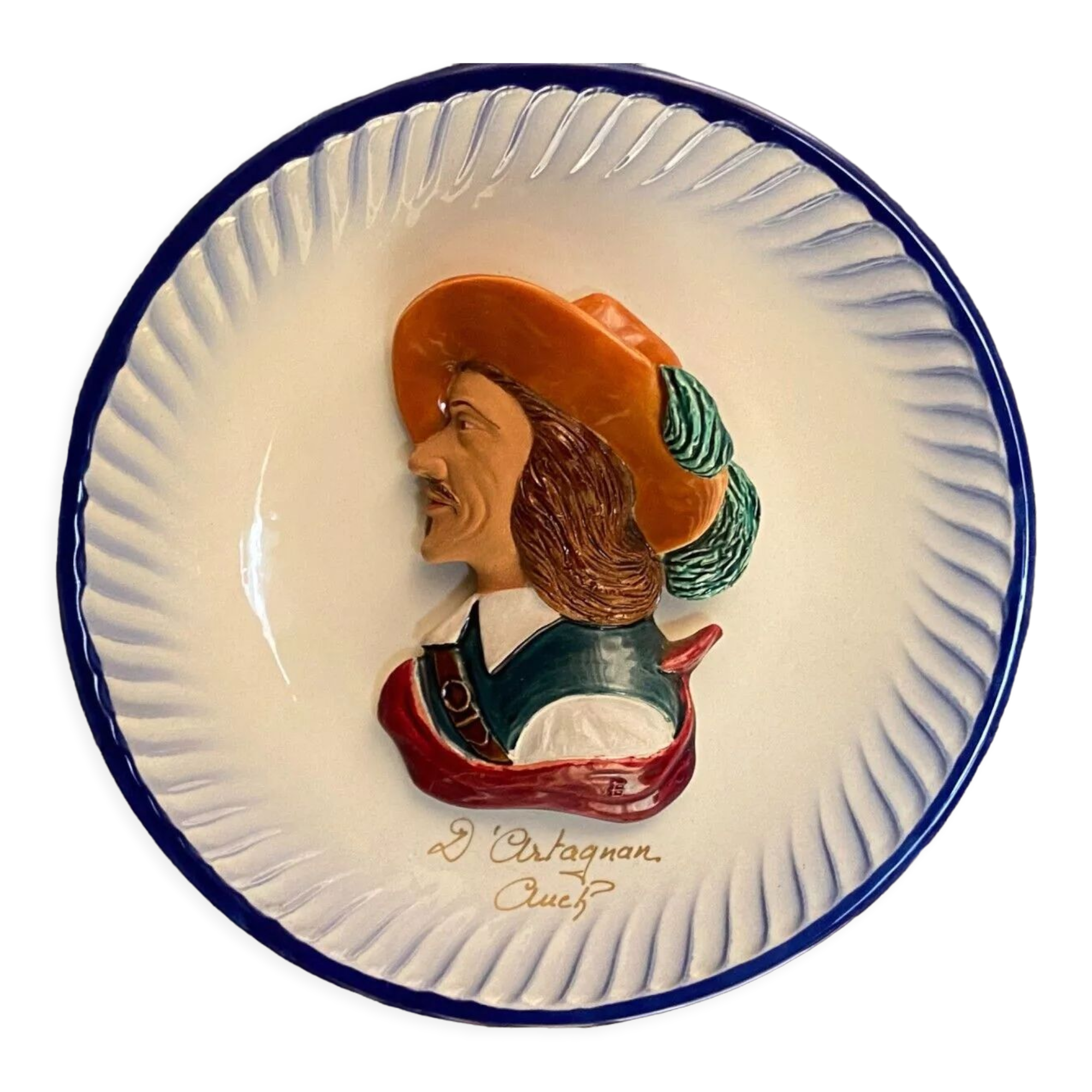 Assiette en faïence à décor bas relief au profil de d'Artagnan