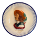 Assiette en faïence à décor bas relief au profil de d'Artagnan