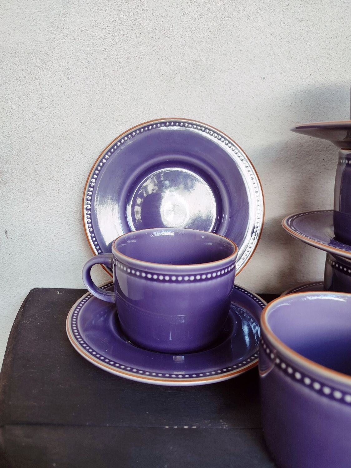 Set of 5 plum-colored stoneware tea cups