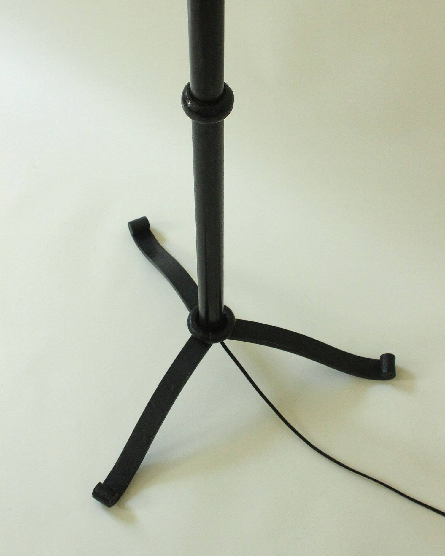 Neoclassical floor lamp in wrought iron