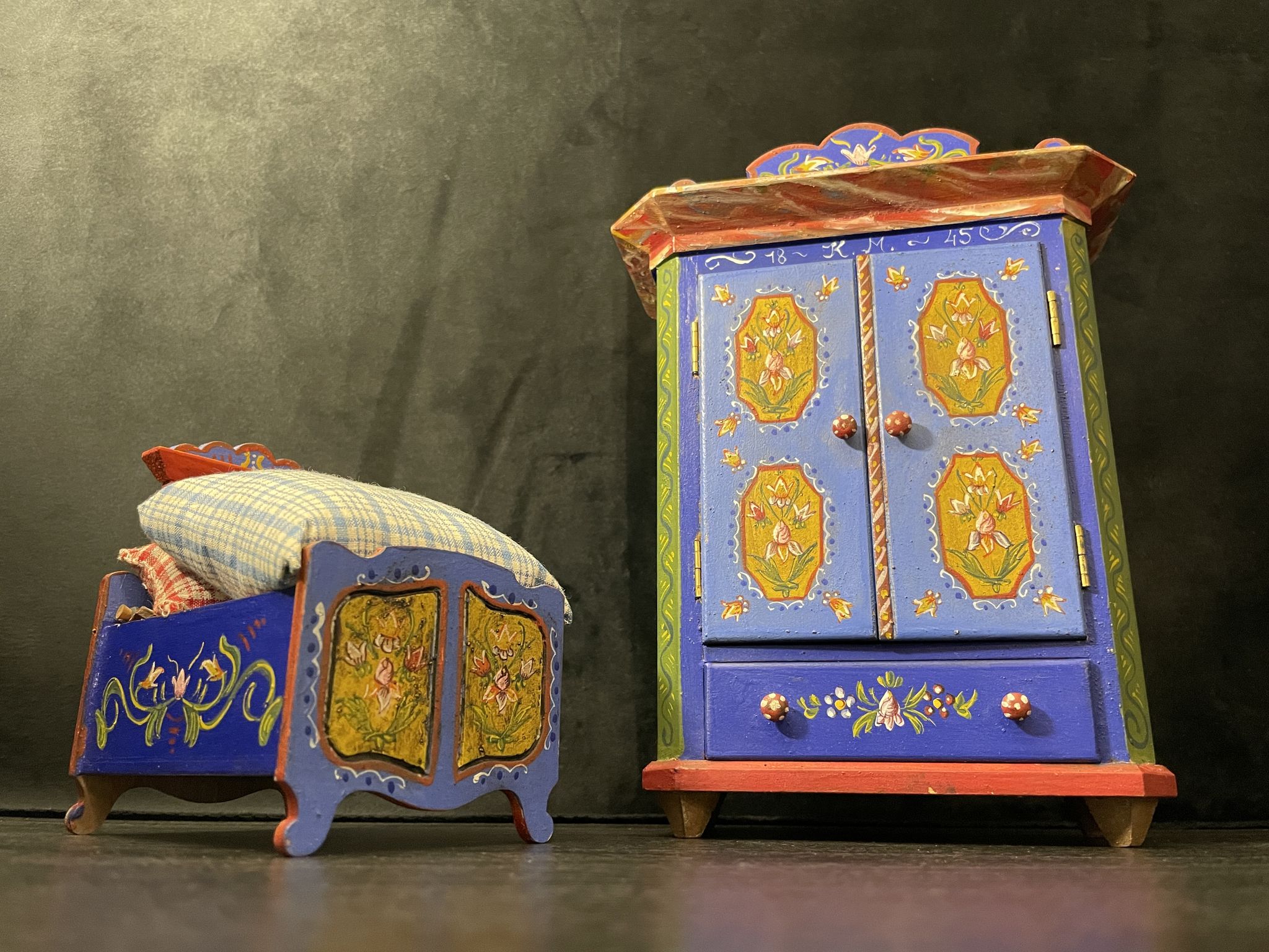 Ensemble garde-robe et lit miniatures tyroliens