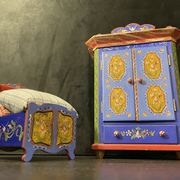 Ensemble garde-robe et lit miniatures tyroliens