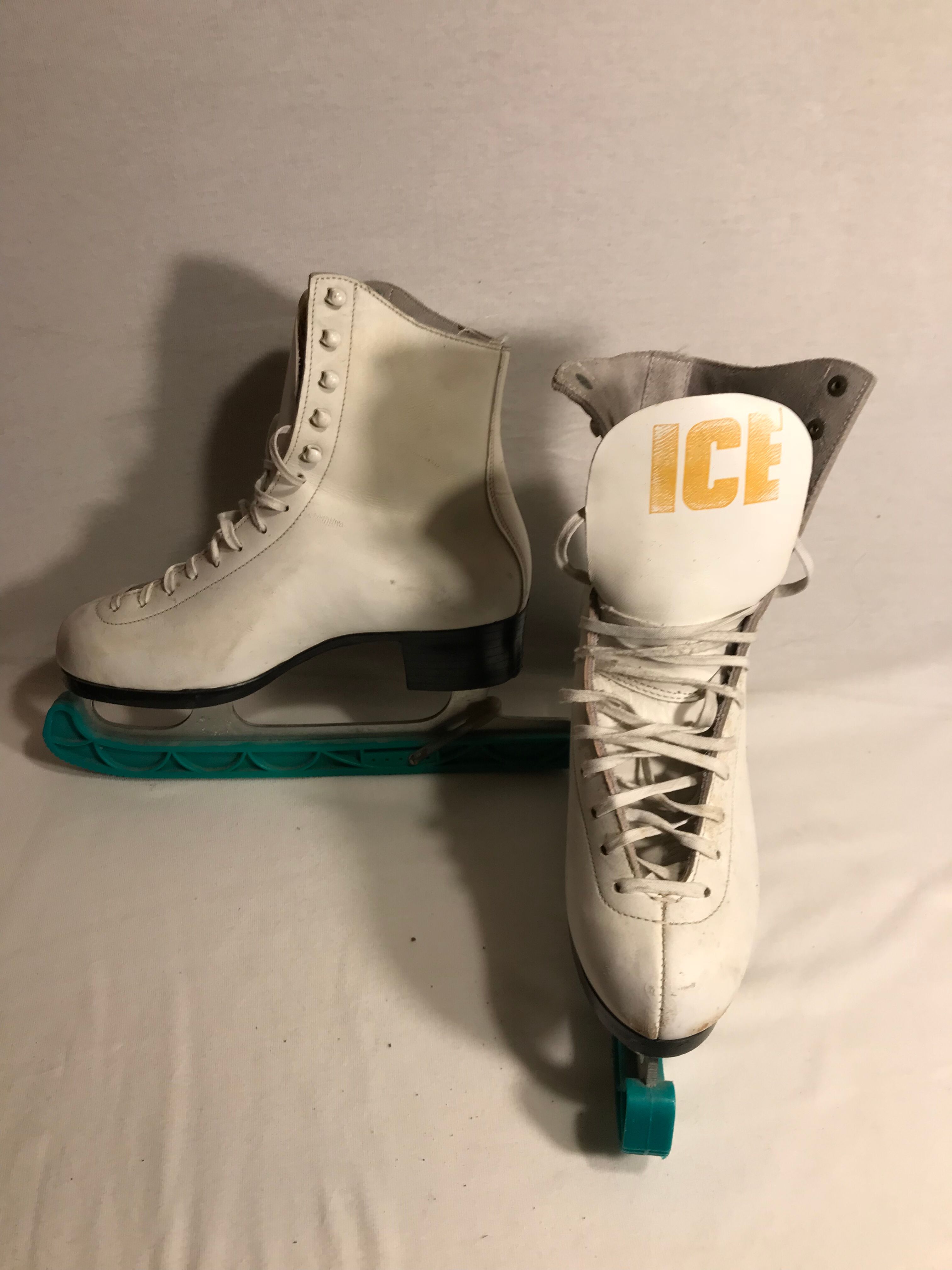 Old pair of ice skates alviera leather white size 39 vintage