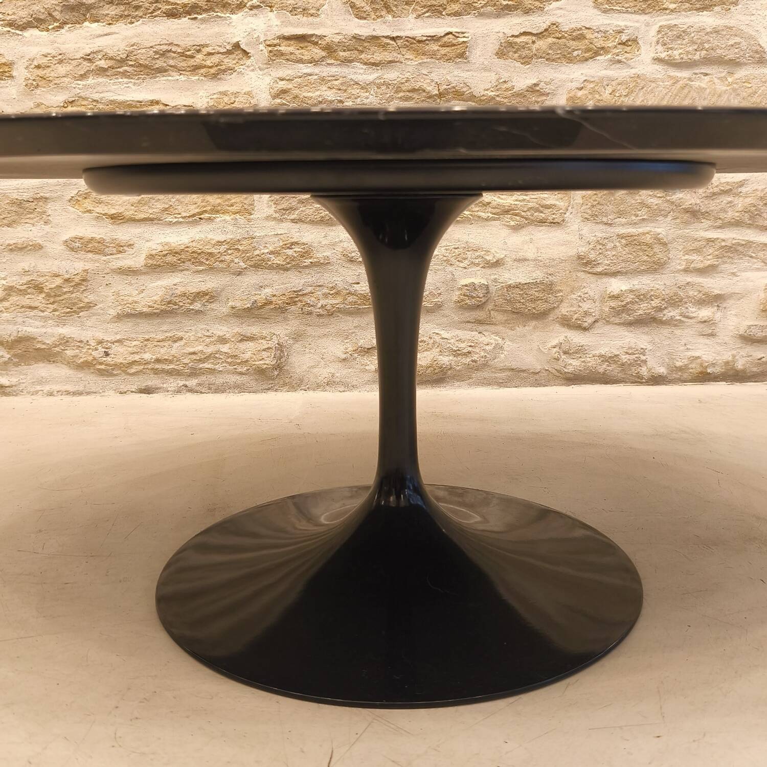 Oval tulip coffee table in Marquina marble, design Eero Saarinen for Knoll