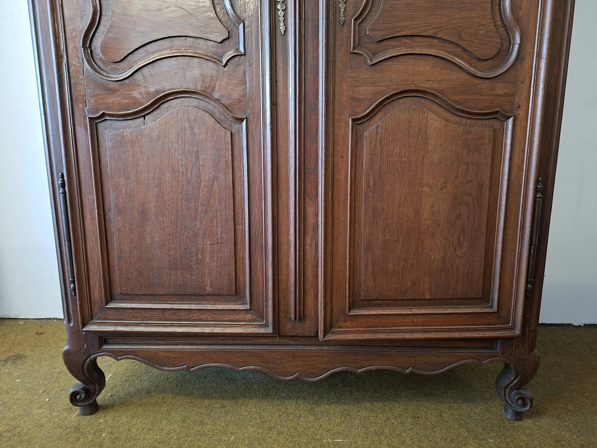 Louis XV period wardrobe in solid oak. 18th century.