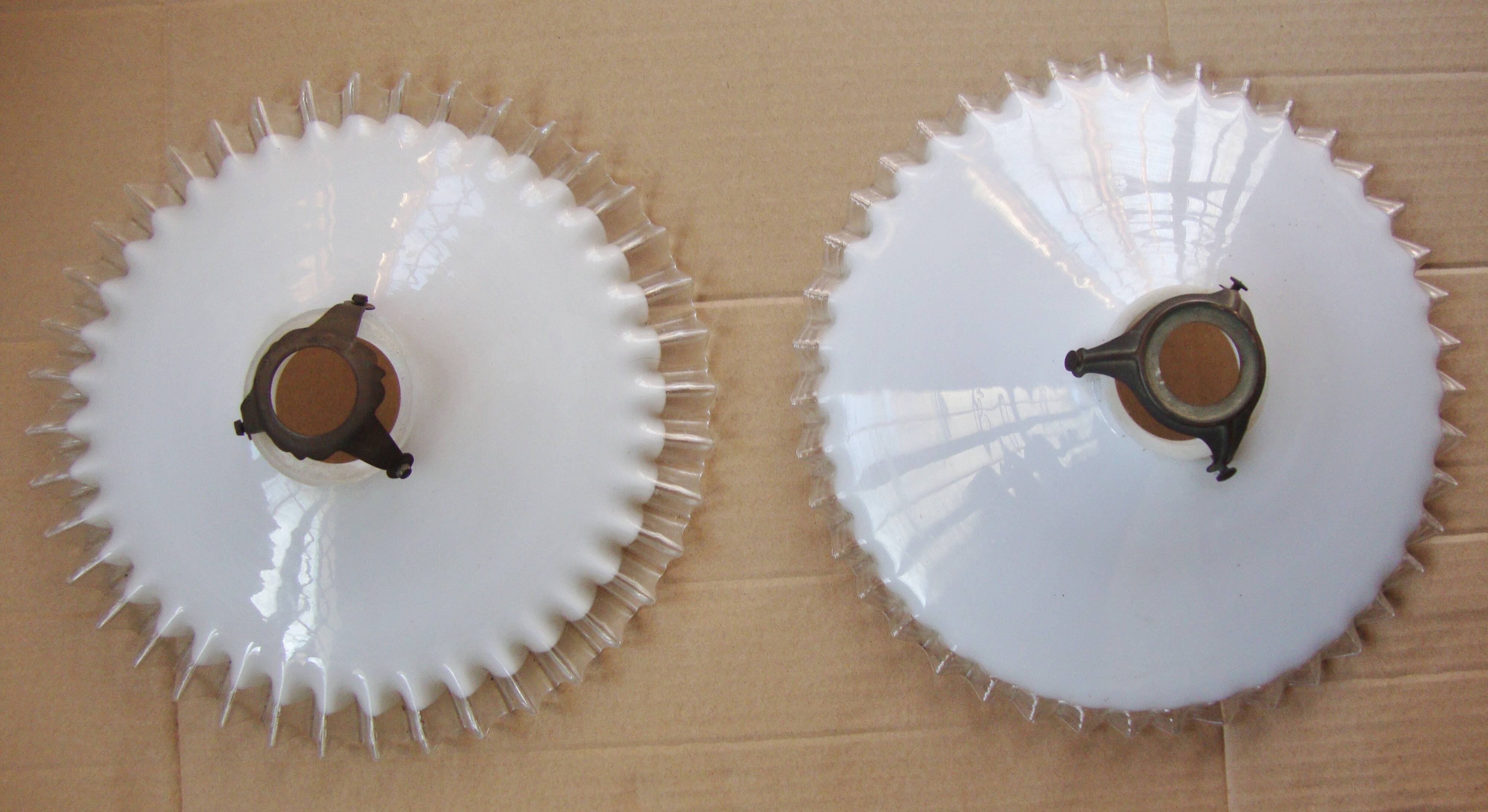 Lot de 2 abats jour vintage en opaline