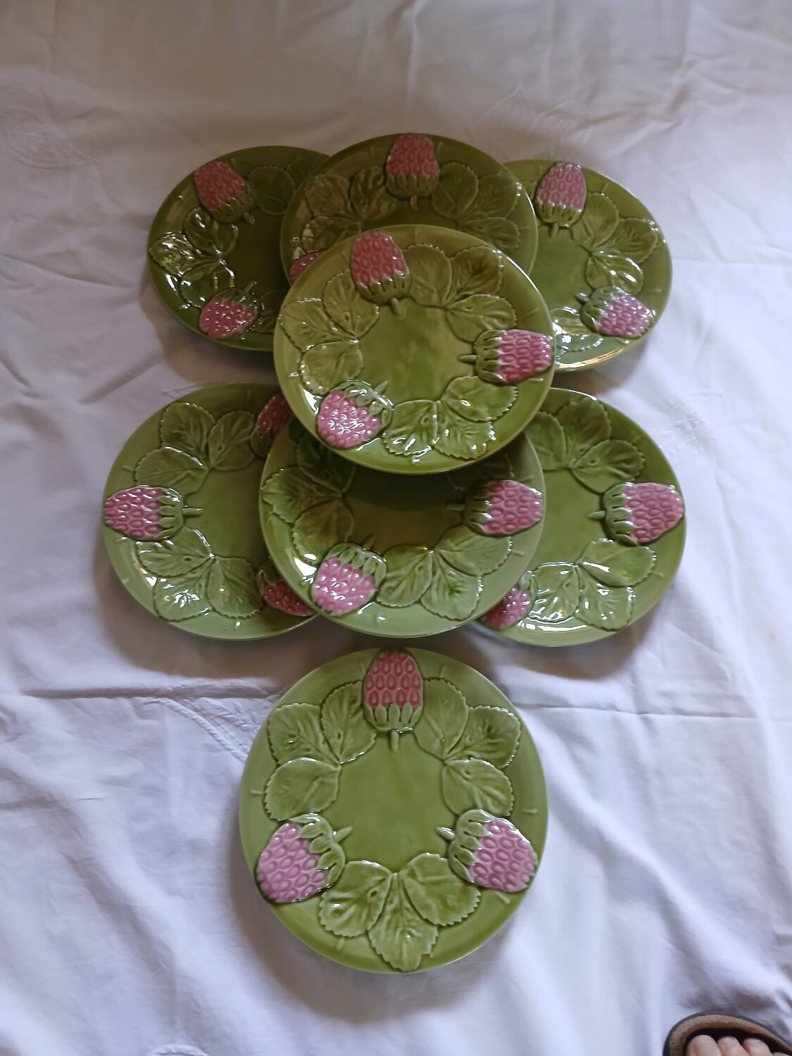 8 assiettes à dessert anciennes en barbotine