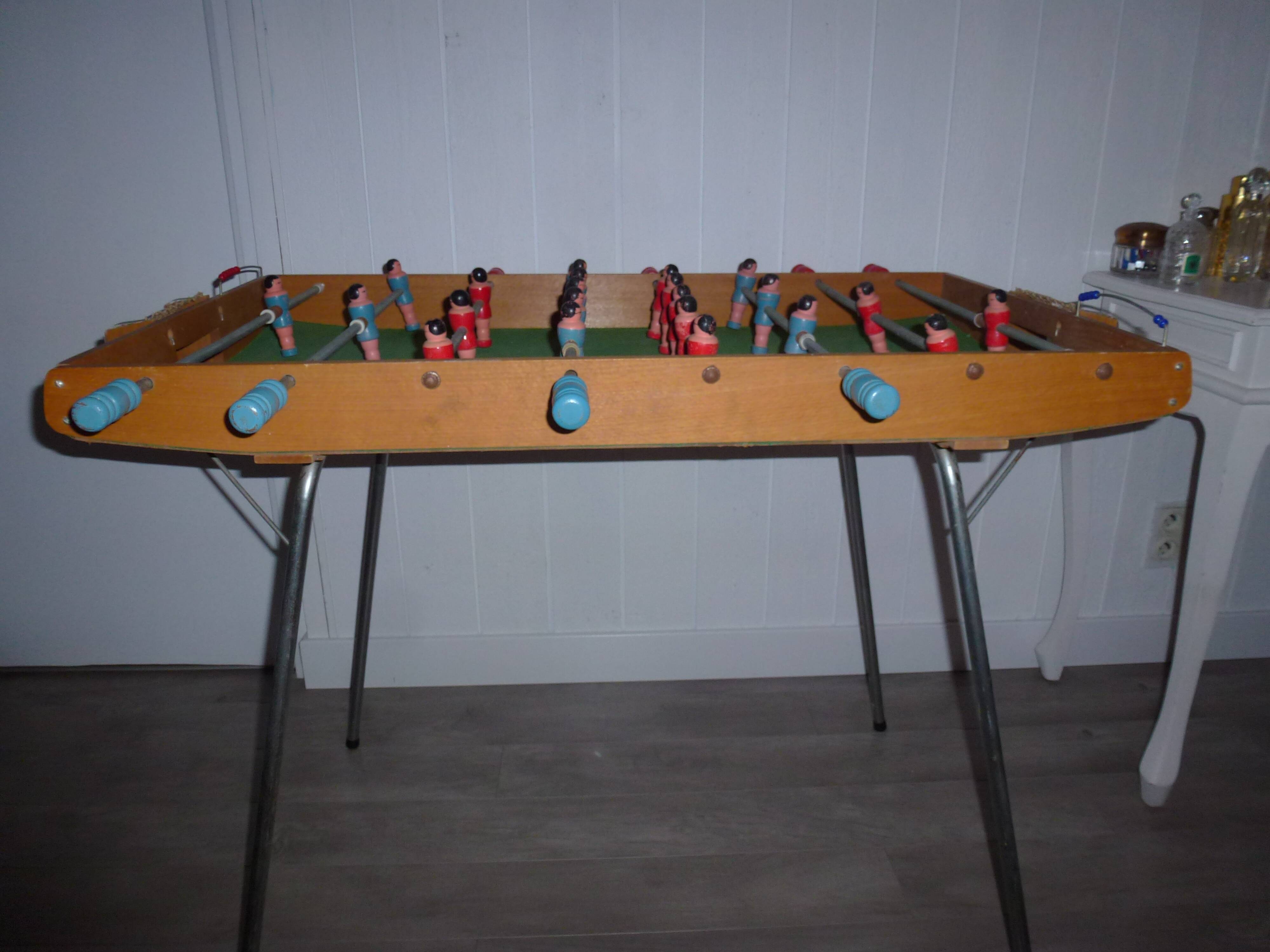 Pretty baby-foot child brand samub vintage year 60 in very good condition seen in years. bars slide very well.  all the colors are original.  with the goals 1.05 width 54cm top length 78cm