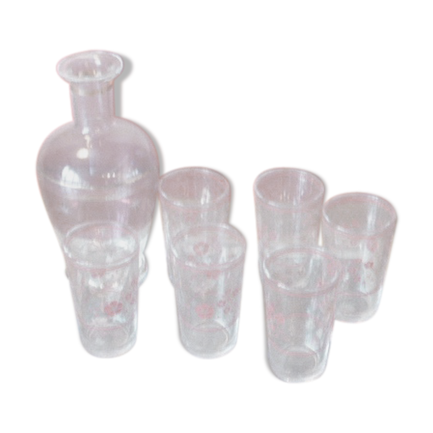 Service a liqueur composé d'une carafe en verre rouge, de 6 verres momie et d'un petit plateau en verre avec des bouquets de fleurs peintes a la main vintage 1950