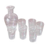 Service a liqueur composé d'une carafe en verre rouge, de 6 verres momie et d'un petit plateau en verre avec des bouquets de fleurs peintes a la main vintage 1950