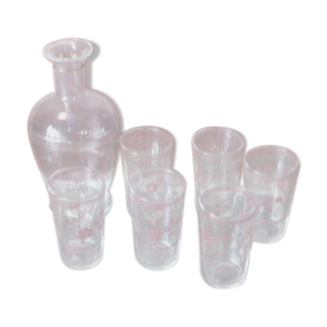 Service a liqueur composé d'une carafe en verre rouge, de 6 verres momie et d'un petit plateau en verre avec des bouquets de fleurs peintes a la main vintage 1950