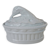 Terrine en porcelaine blanche figurant une oie
