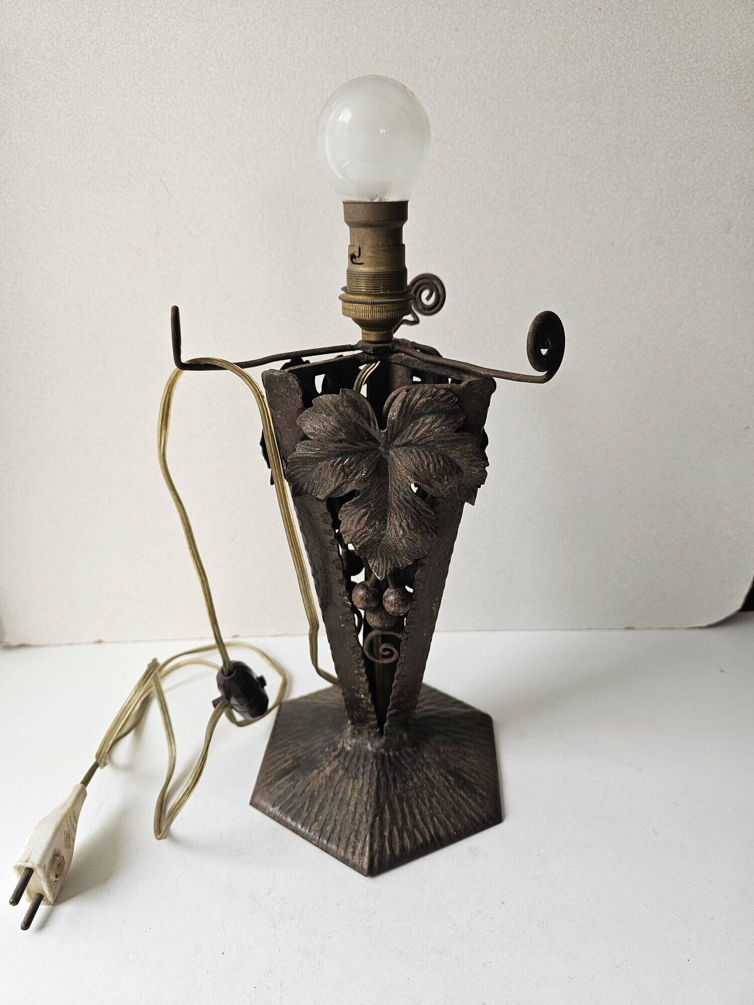 Antique lamp base in wrought iron with leaf motif in Art Deco style from the 1930s.
