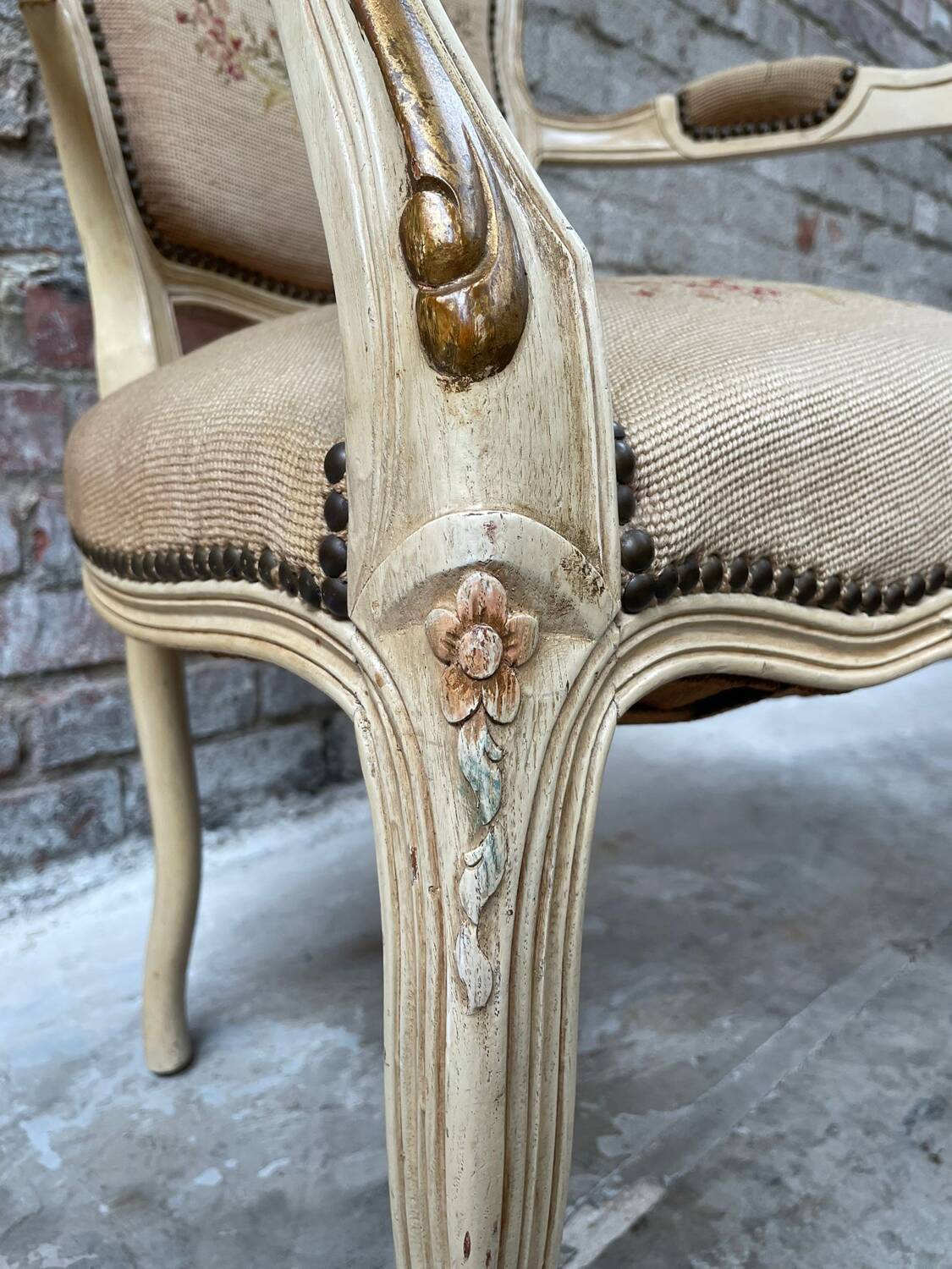 Fauteuil français avec tapisserie florale