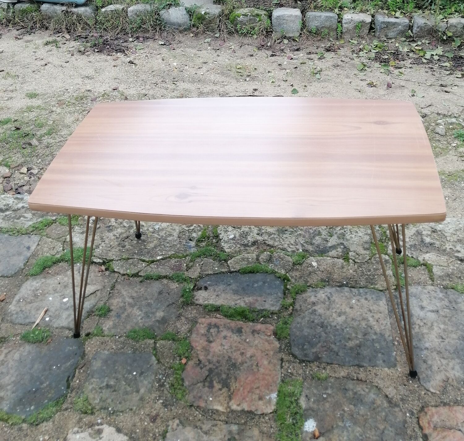 Folding coffee table