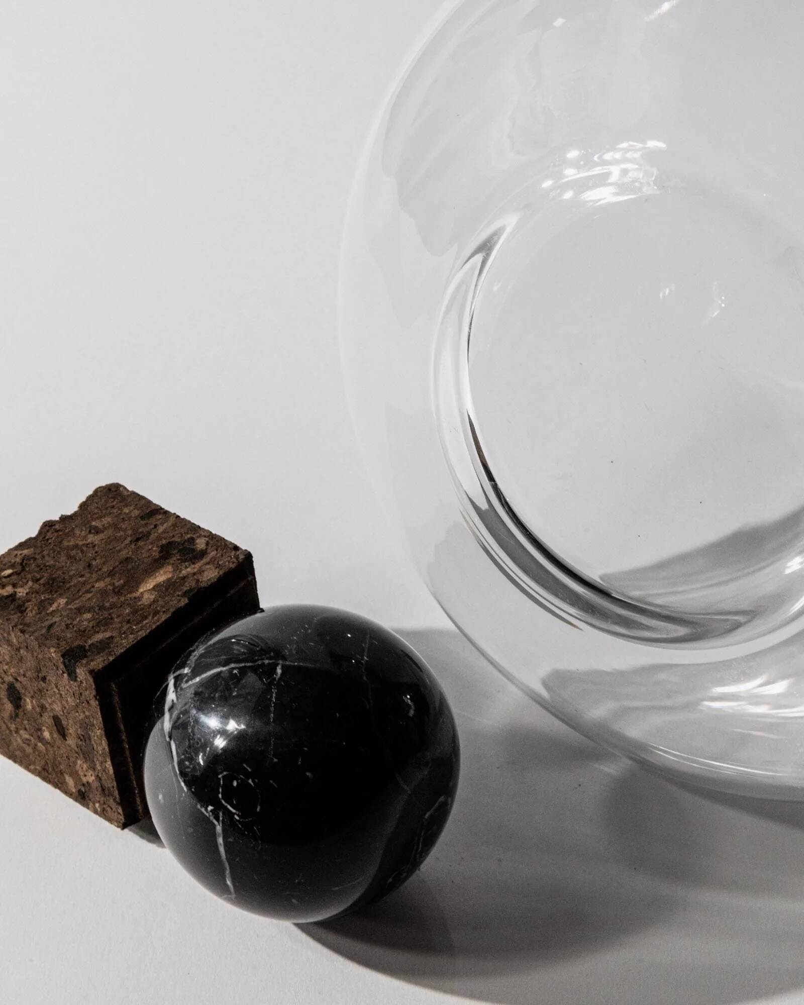 Carafe à vin vintage des années 1990, corps en verre arrondi avec sphère en marbre et bouchon cube en liège