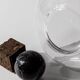 Carafe à vin vintage des années 1990, corps en verre arrondi avec sphère en marbre et bouchon cube en liège