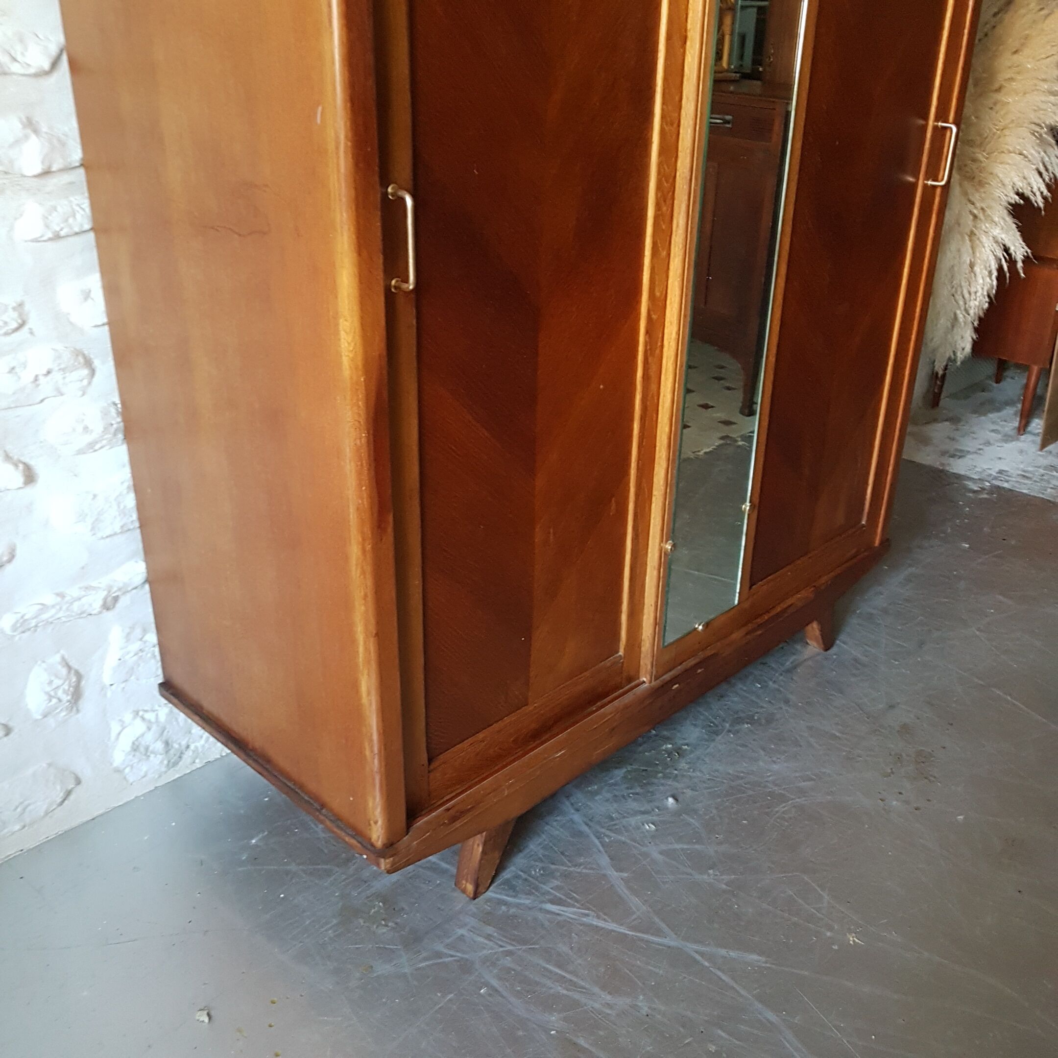 Wardrobe compass foot sliding doors