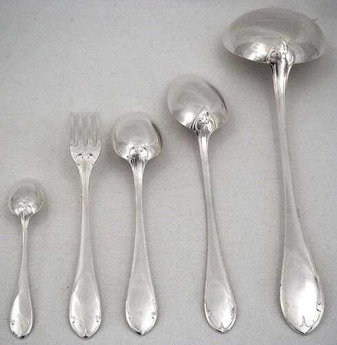 Ercuis Neo-Gothic style, 38-piece cutlery set in silver-plated metal, excellent condition.