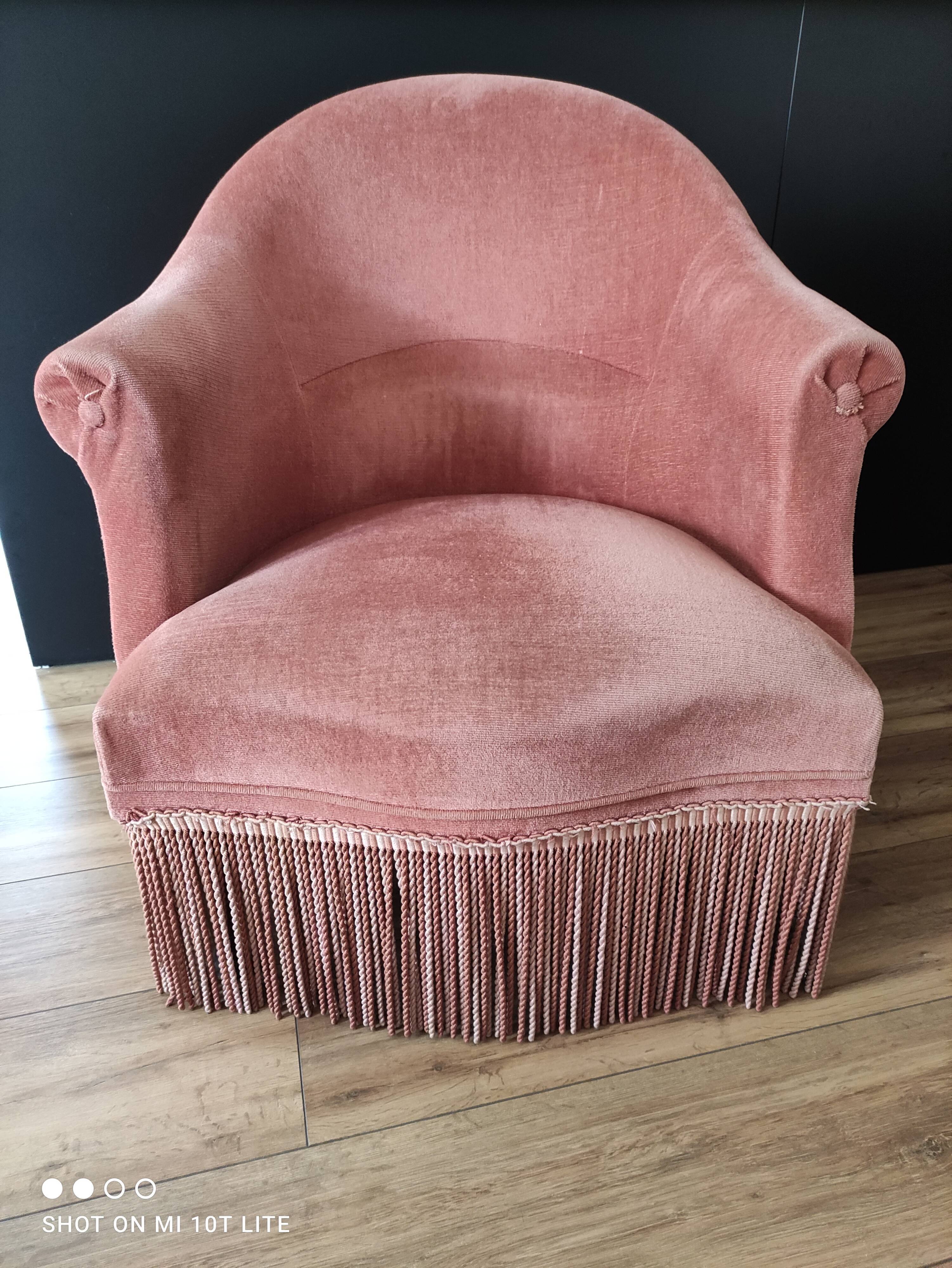 Fauteuil crapaud vintage rose poudré à franges