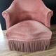 Fauteuil crapaud vintage rose poudré à franges
