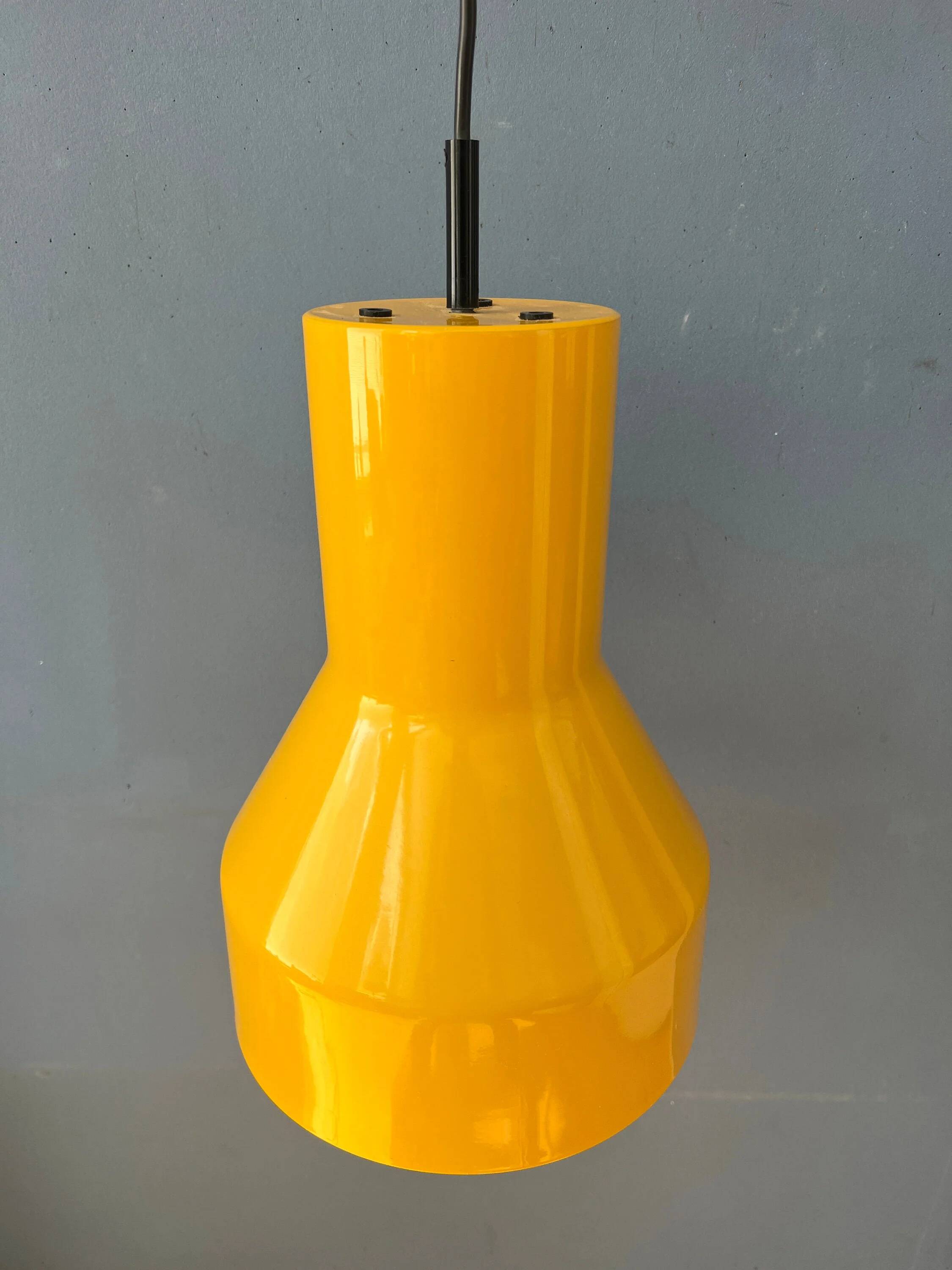 Suspension Space Age industrial in yellow metal