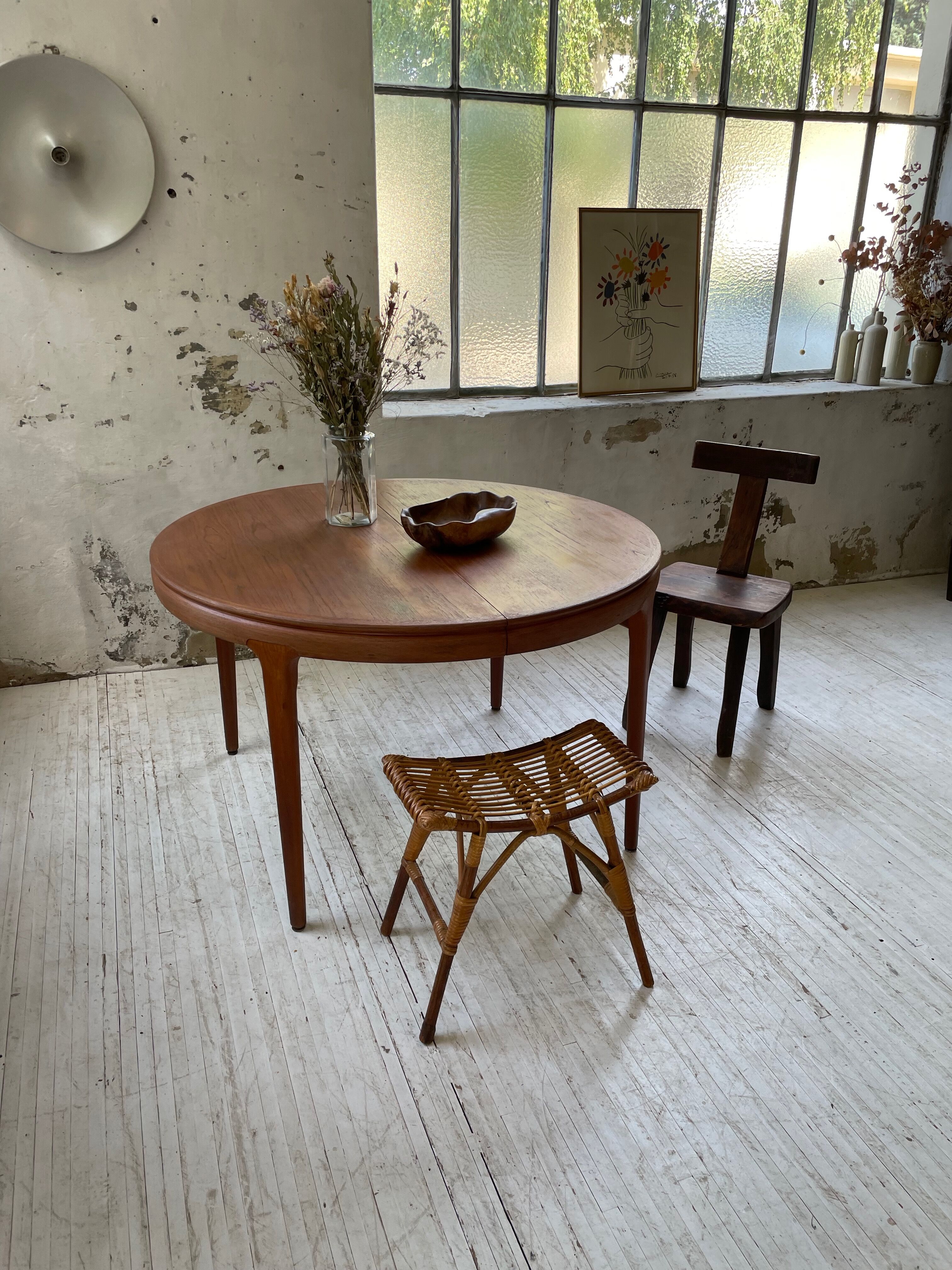 Round table 120-230 cm scandinavian samcom arne hovmand olsen