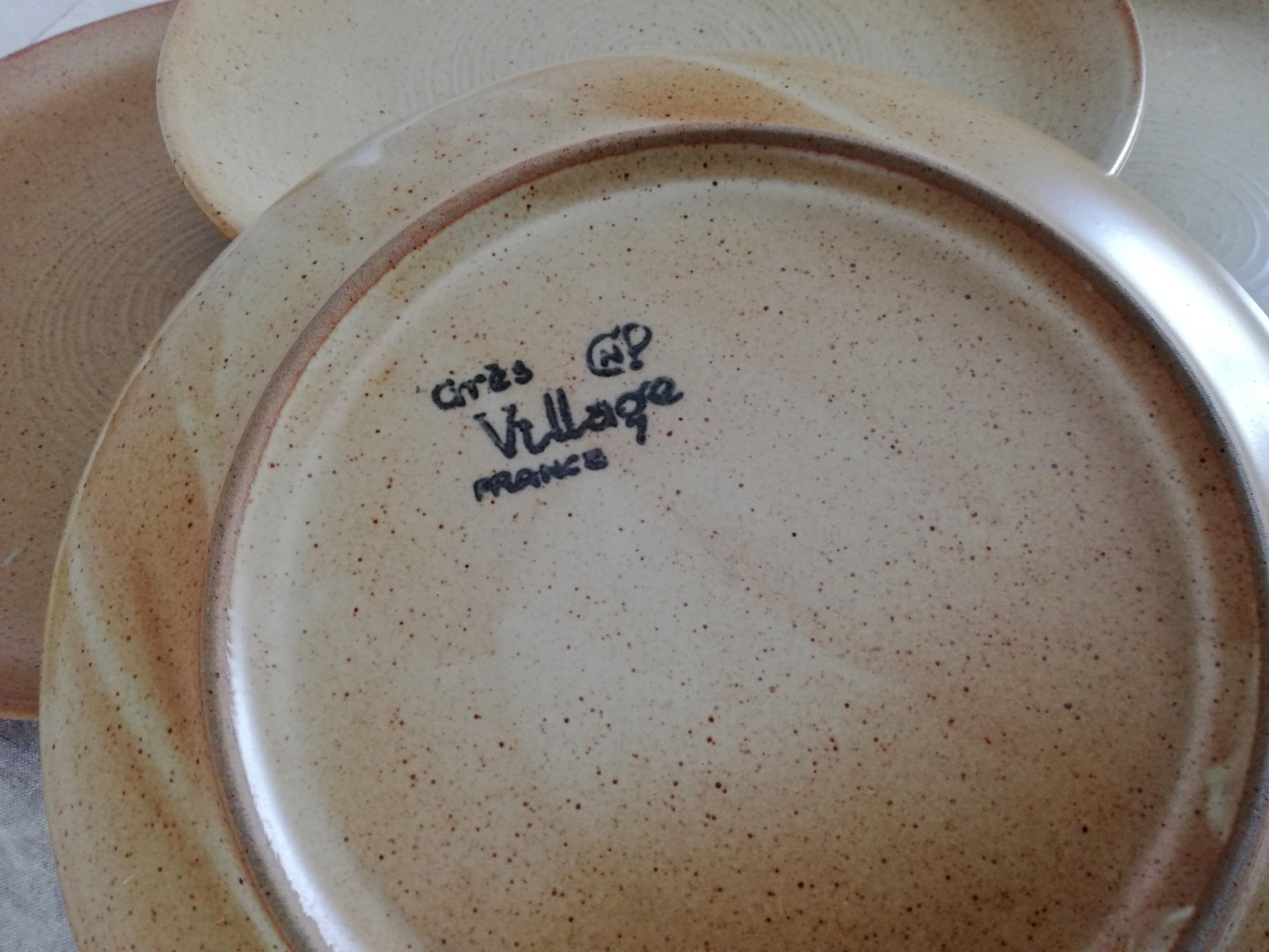 Service 15 flat plates Grès Village CNP France