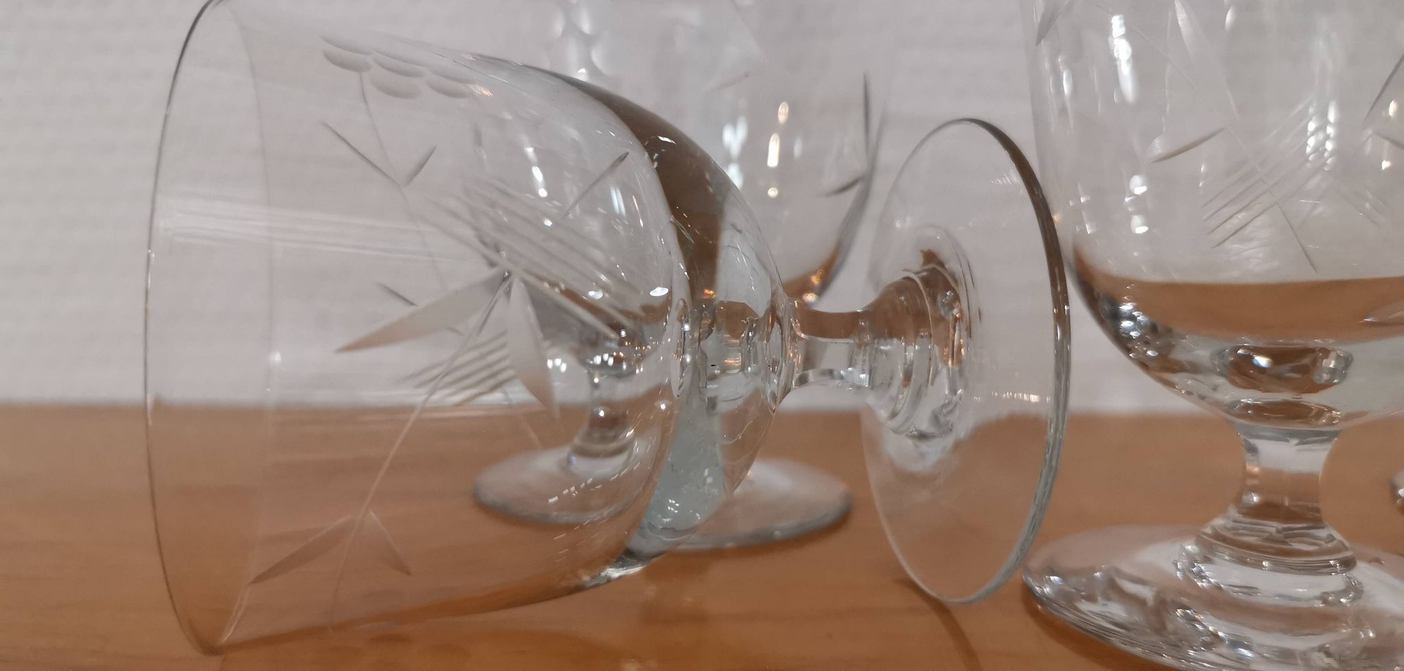 Ensemble vintage de 5 verres gravé sur pieds