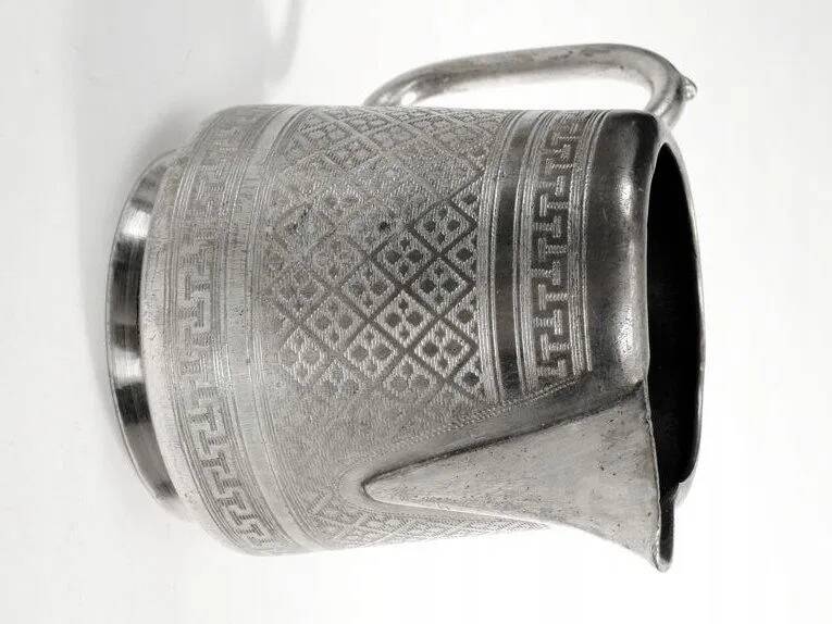 Giloszowany milk jug