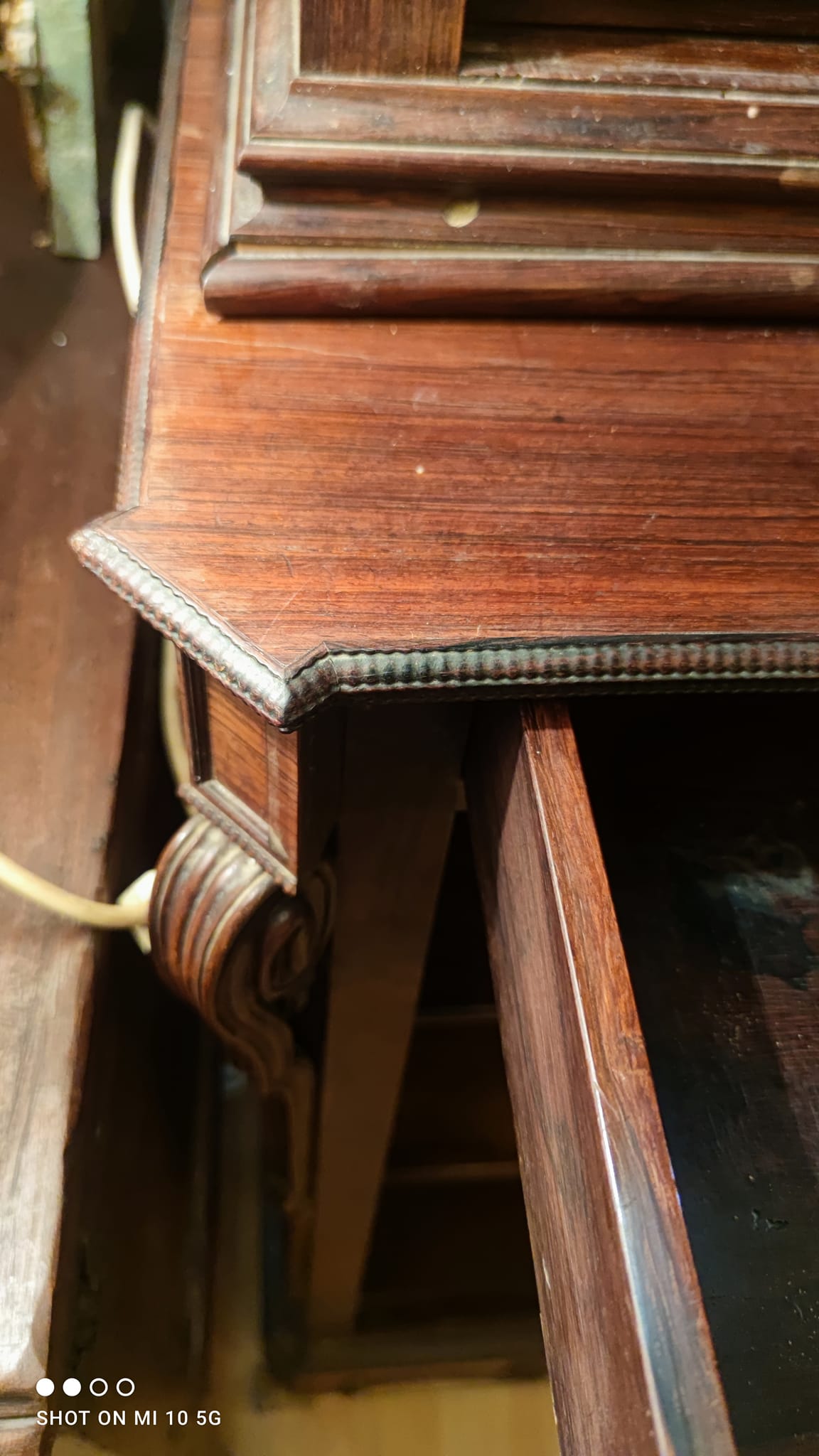 Two-part cabinet, recessed and with a glass-fronted display case, in Indian rosewood, circa 1850/60