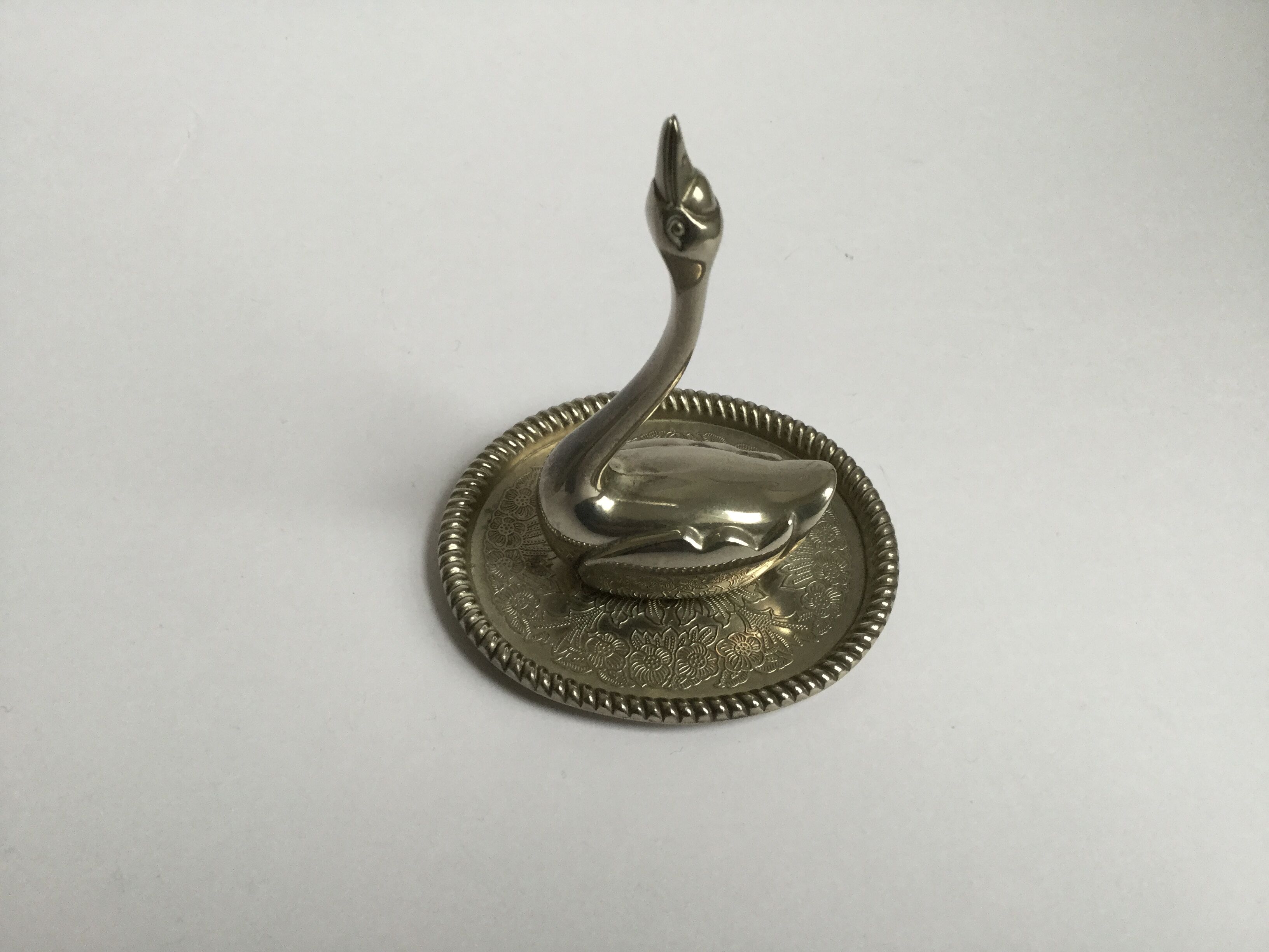 Wearing silver metal swan rings