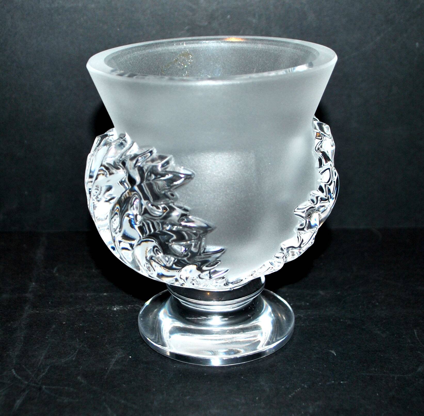 LALIQUE frosted crystal vase, Saint-Cloud model with acanthus leaves, 1950-1960