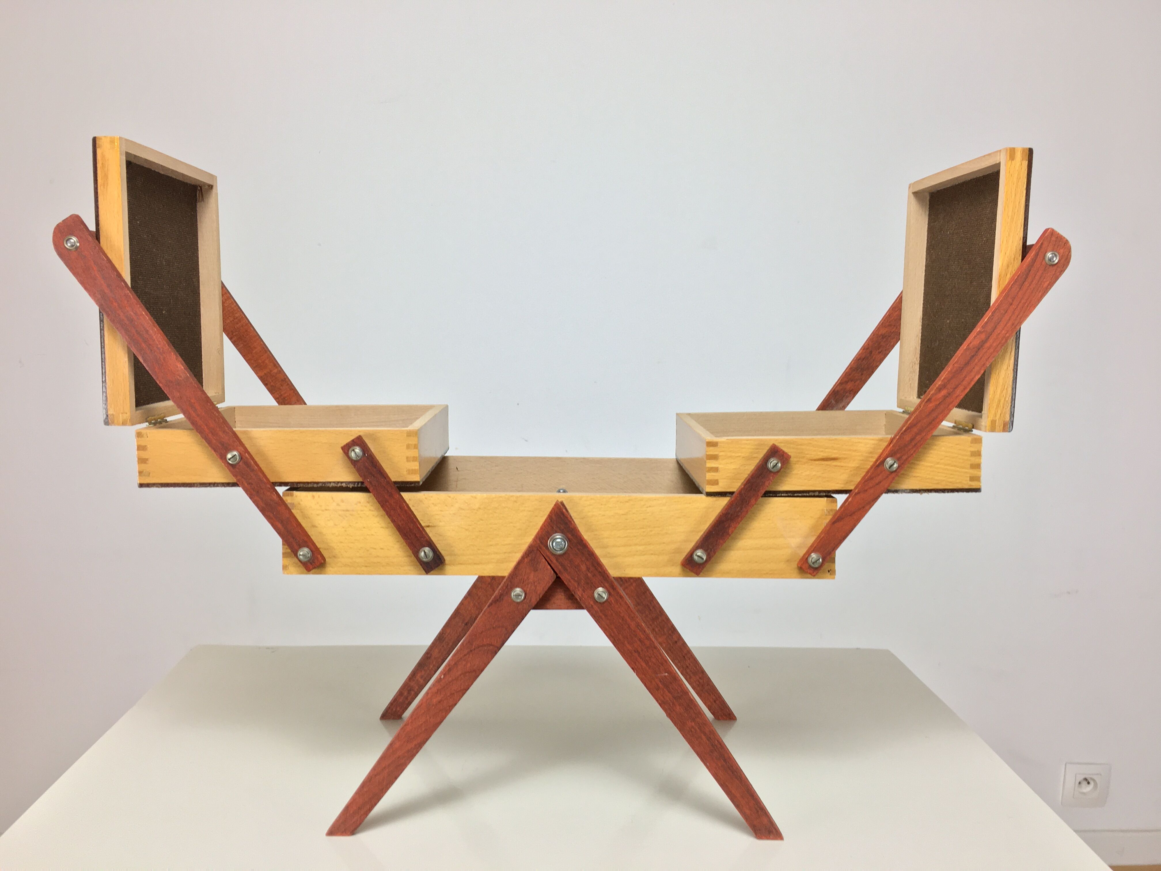 Worker feet compass 50s