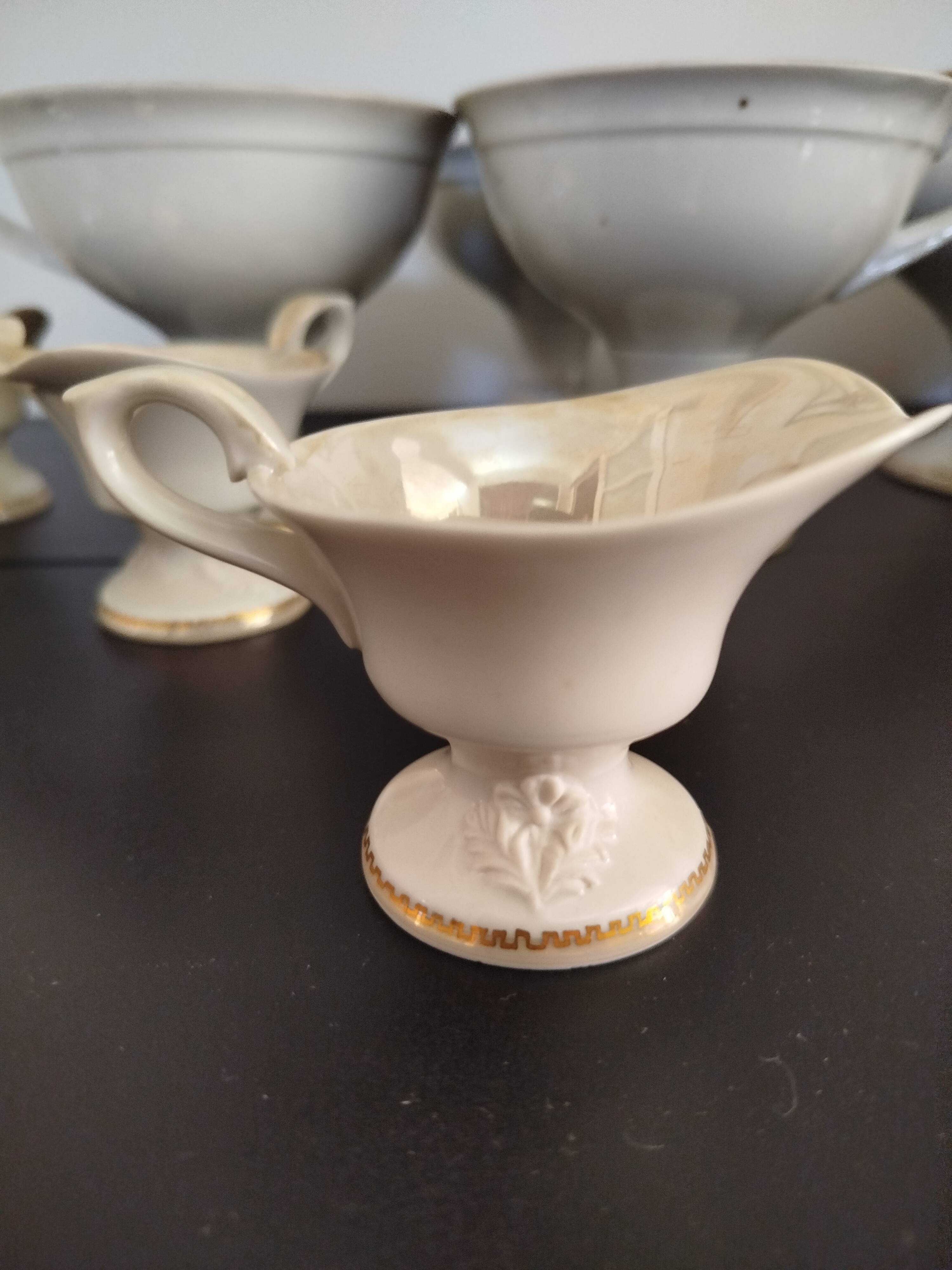 Service en porcelaine d’art relief 16 pièces signé DR – 1991 design studio