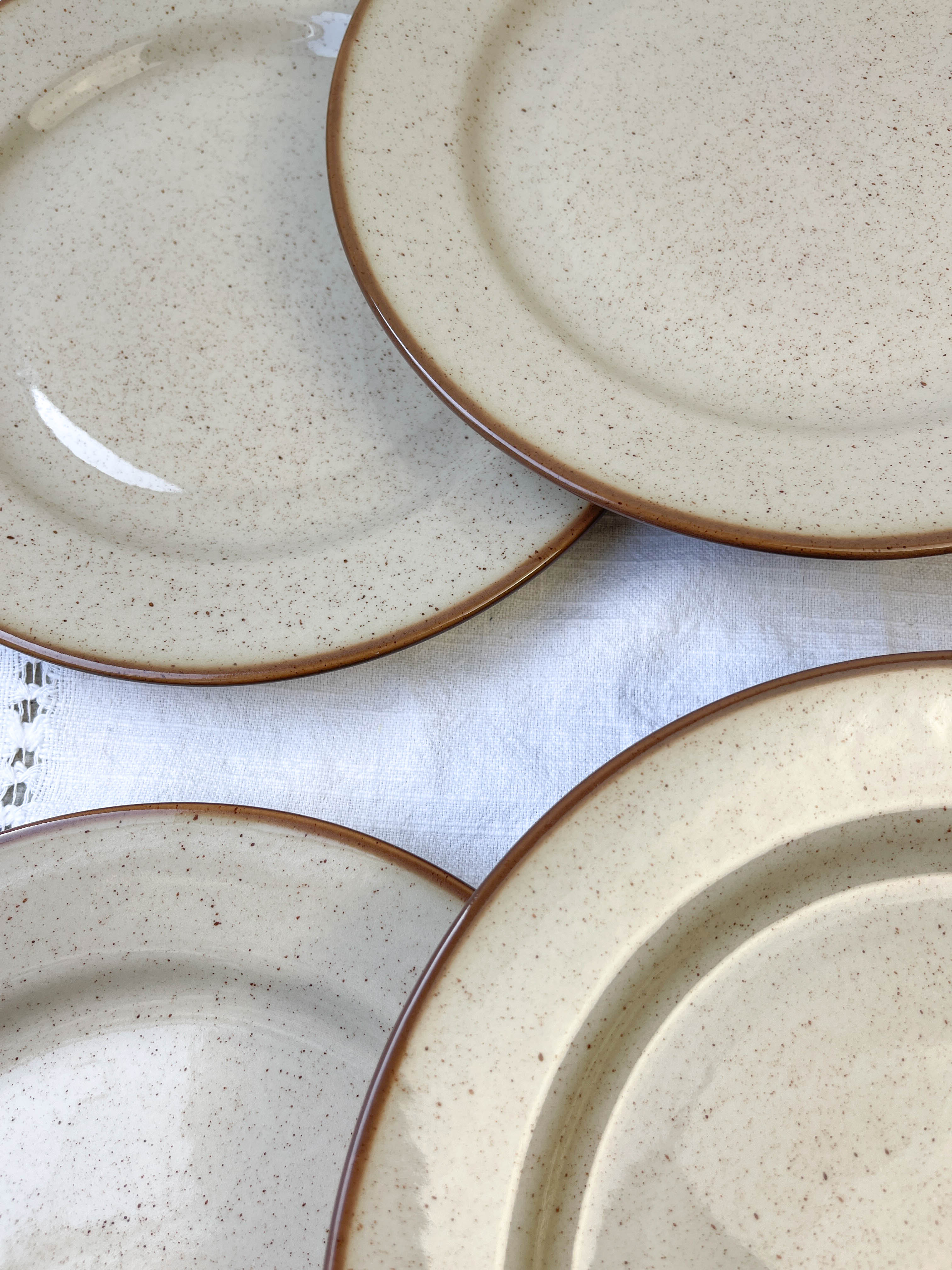 6 flat plates in speckled beige sandstone