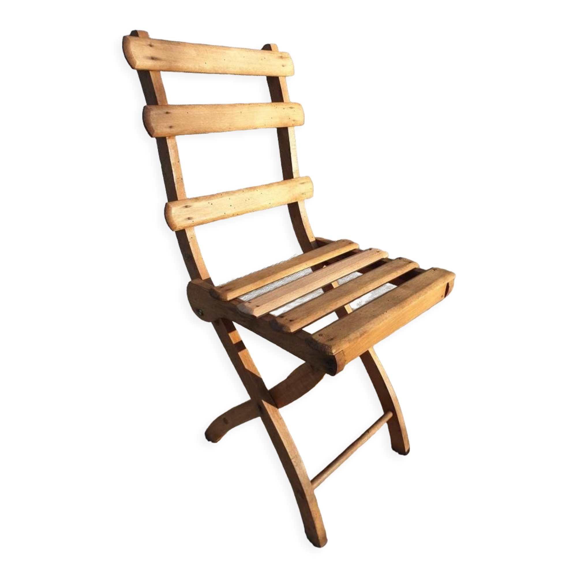 Foldable children's chair with beveled wooden slats
