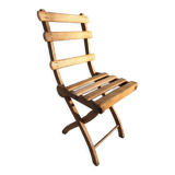 Foldable children's chair with beveled wooden slats