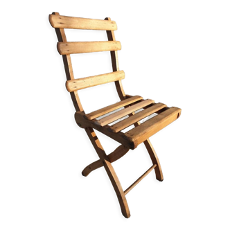 Chaise enfant pliable à lames de bois biseautées